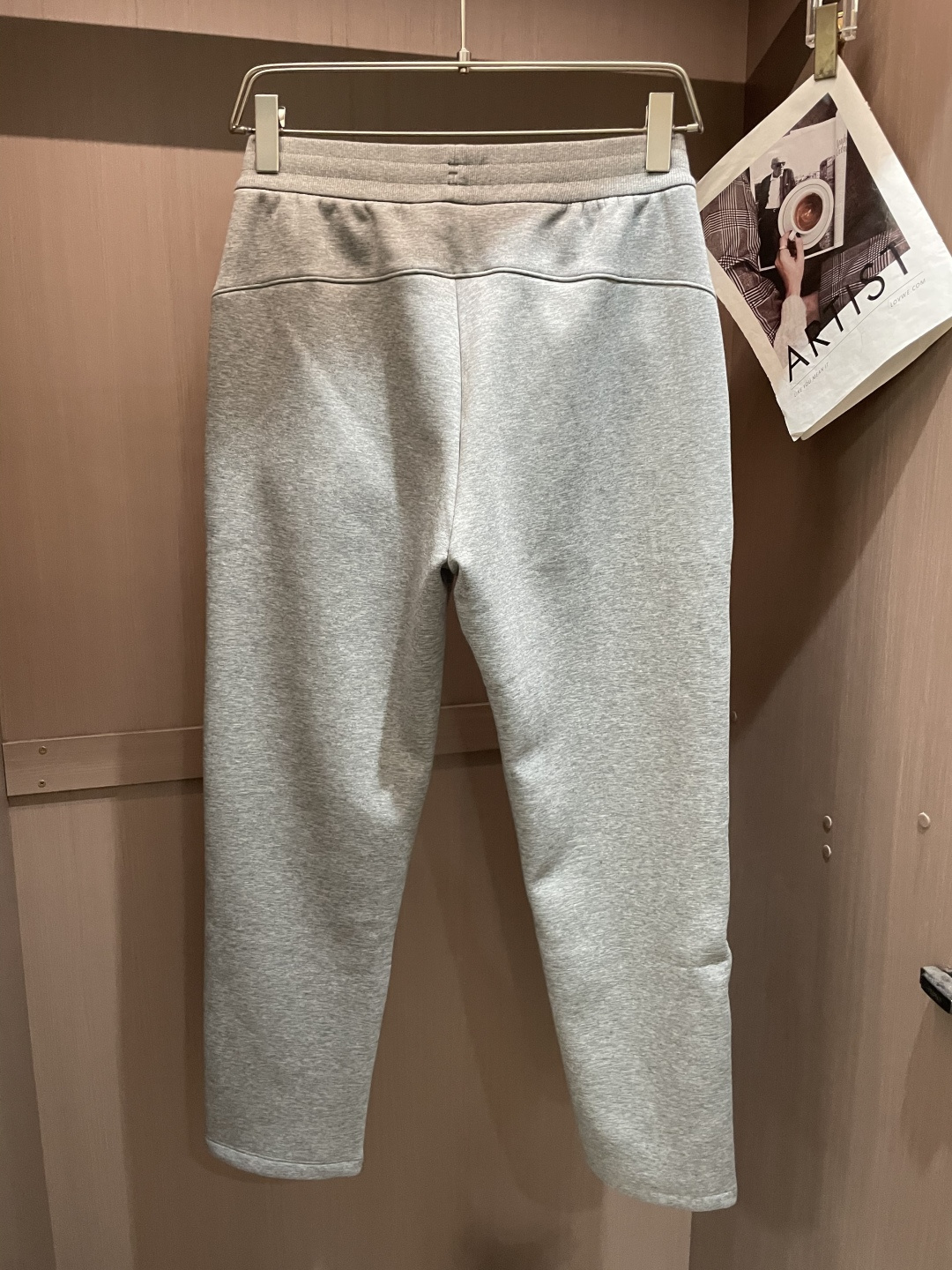 · TB2025秋冬最新休闲裤 潮人必备 版型超赞，能很好的修复各种腿型，非常个性！柔软排汗，舒适度极高