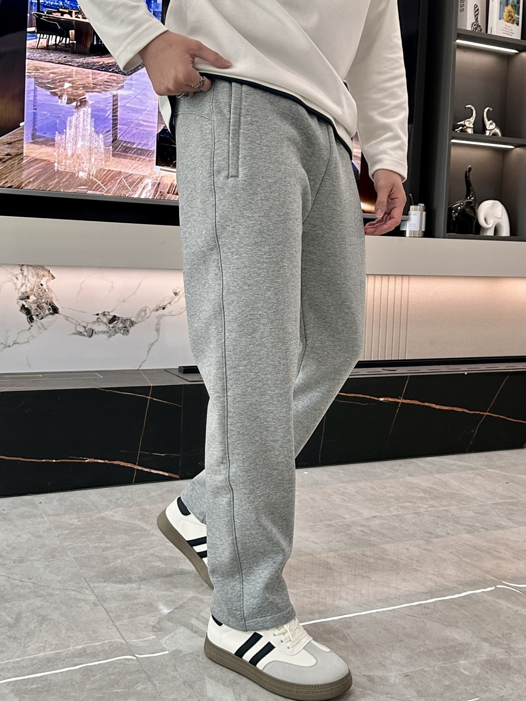 · TB2025秋冬最新休闲裤 潮人必备 版型超赞，能很好的修复各种腿型，非常个性！柔软排汗，舒适度极高