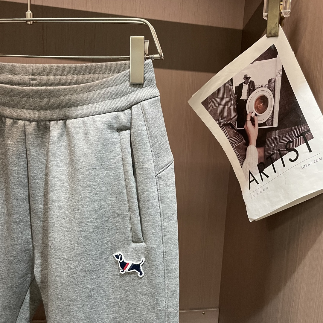 · TB2025秋冬最新休闲裤 潮人必备 版型超赞，能很好的修复各种腿型，非常个性！柔软排汗，舒适度极高