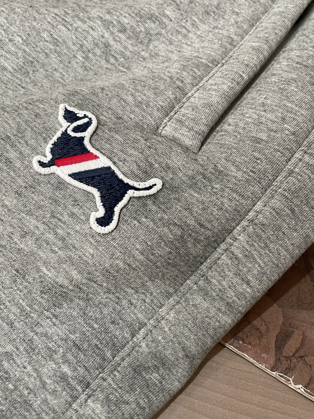 · TB2025秋冬最新休闲裤 潮人必备 版型超赞，能很好的修复各种腿型，非常个性！柔软排汗，舒适度极高