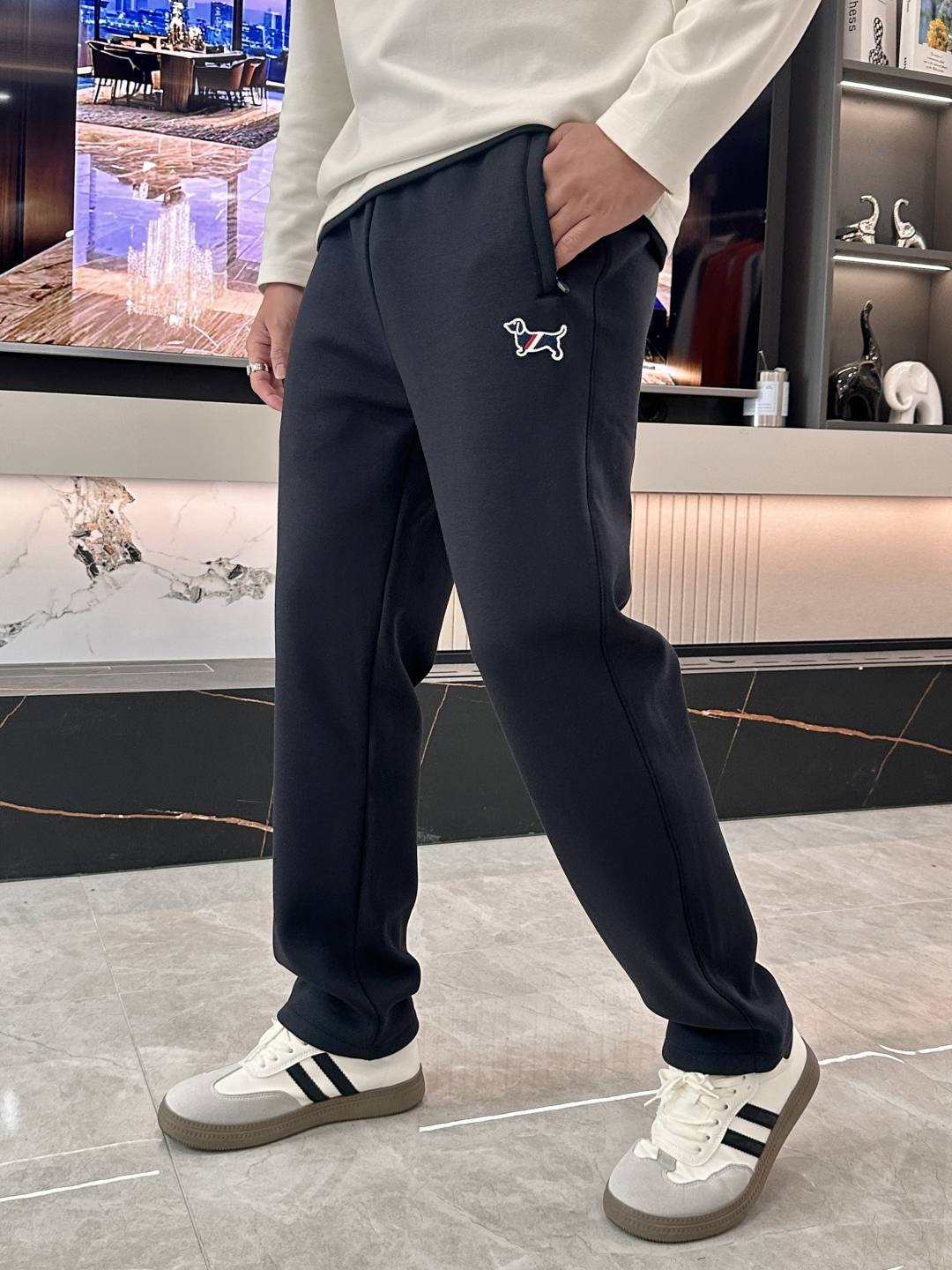 NO:629138,· TB’s latest casual pants for autumn and winter 2025 are a must-have for fashionistas. They have a great shape and can well repair various leg shapes. They are very personalized!  Soft and sweat-wicking, extremely comfortable. The waistband of the trouser legs is customized with elastic elastic bands and original accessories details. The upper body is sporty, casual and fashionable, a must-have for leisure and travel. Sizes L-XXXXL,,alexander wang19860909· TB 2025秋冬最新休闲裤 潮人必备 版型超赞,能很好的修复各种腿型,非常个性！柔软排汗,舒适度极高.裤腿腰部订制松紧橡筋、原版辅料细节.上身运动休闲时尚,出街休闲、外出旅游必备. 尺码L-XXXXL,,alexander wang,Men's clothing