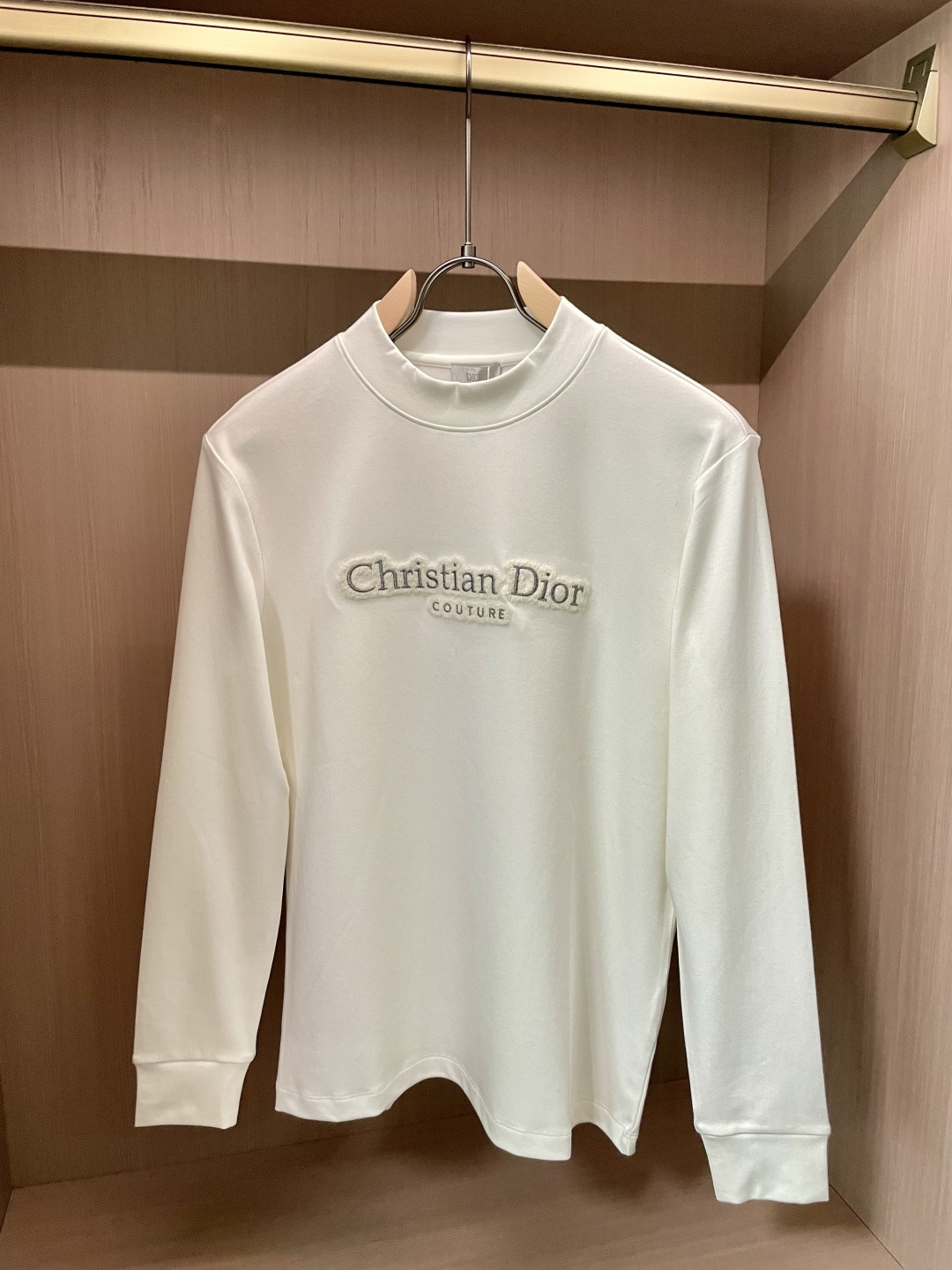 Dior2025秋冬新款，定制面料，独特工艺logo，舒适性与透气性兼优，柔软抗皱弹性和垂性极佳，无论是