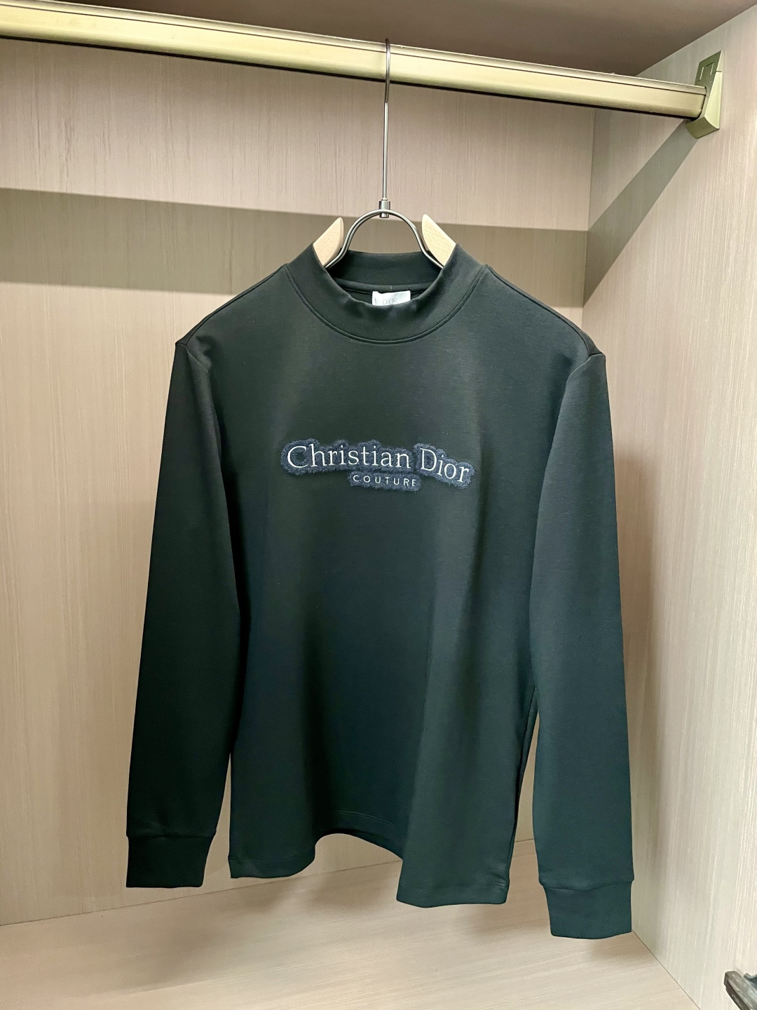 Dior2025秋冬新款，定制面料，独特工艺logo，舒适性与透气性兼优，柔软抗皱弹性和垂性极佳，无论是