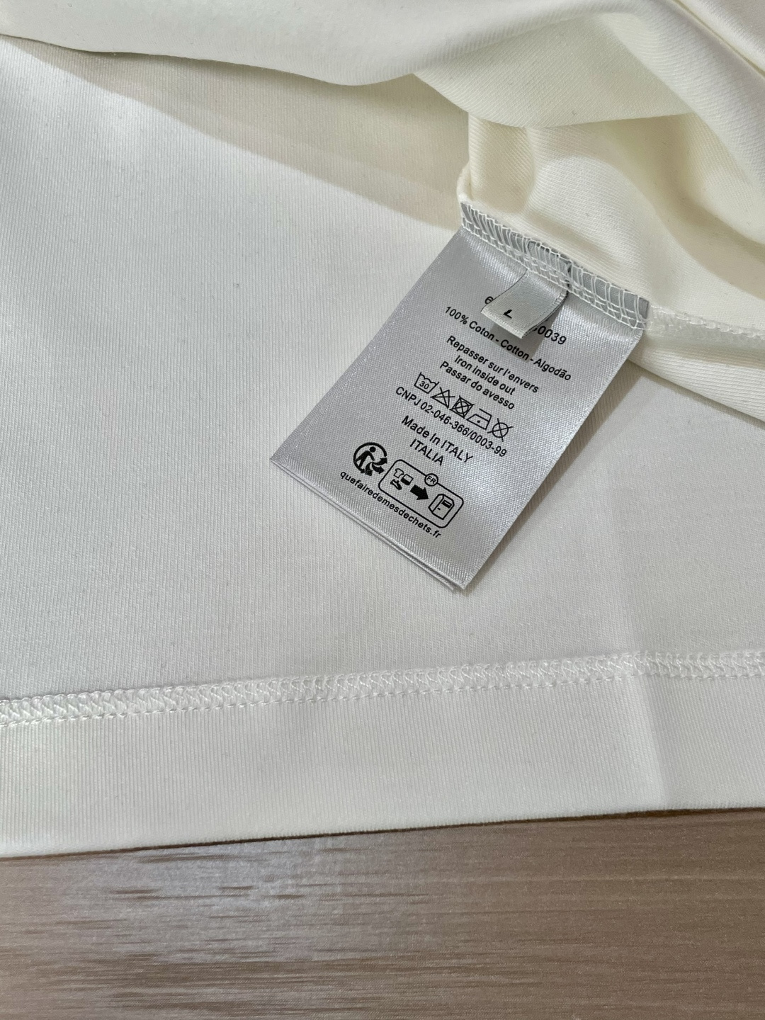 Dior2025秋冬新款，定制面料，独特工艺logo，舒适性与透气性兼优，柔软抗皱弹性和垂性极佳，无论是