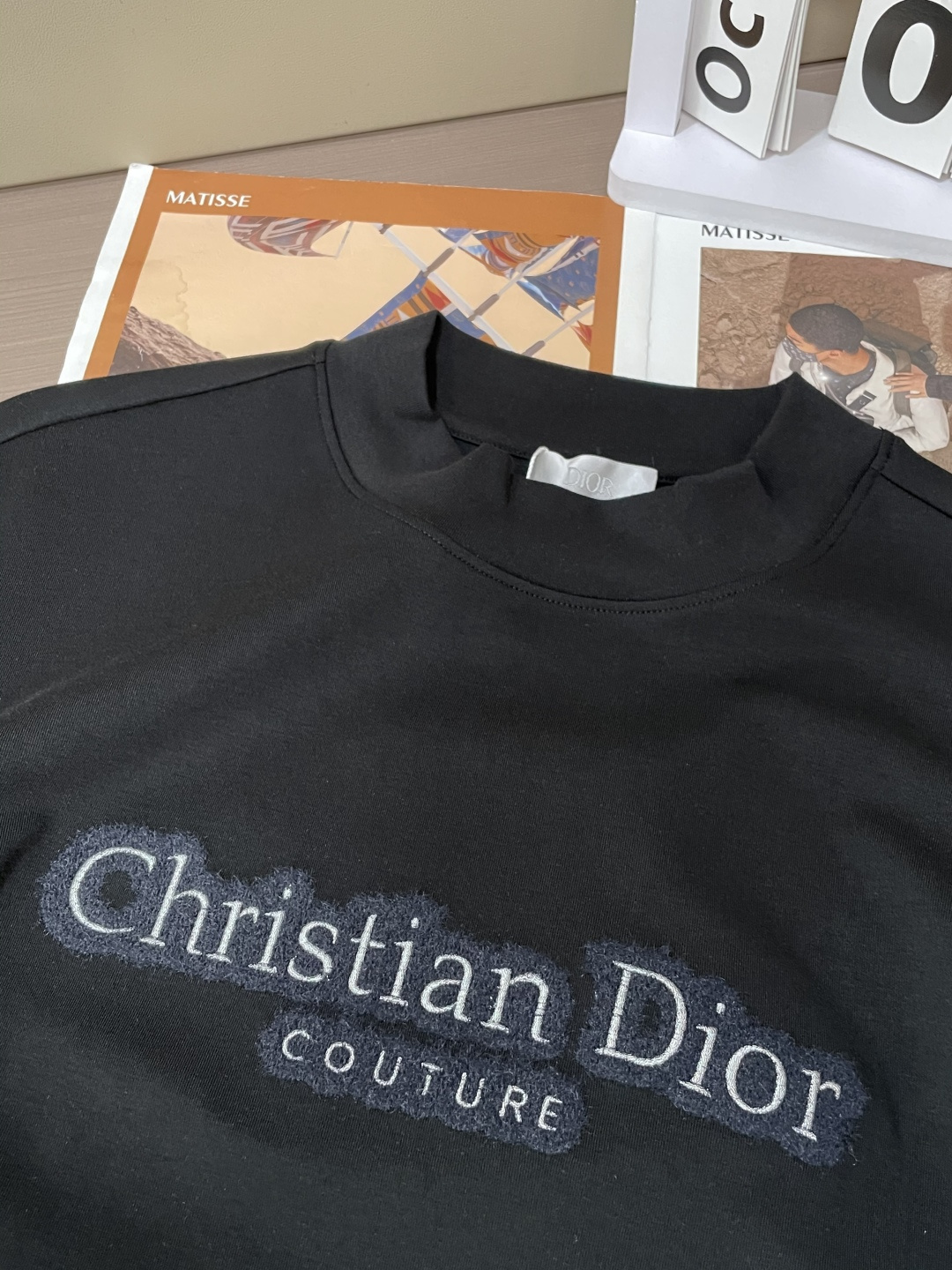 Dior2025秋冬新款，定制面料，独特工艺logo，舒适性与透气性兼优，柔软抗皱弹性和垂性极佳，无论是