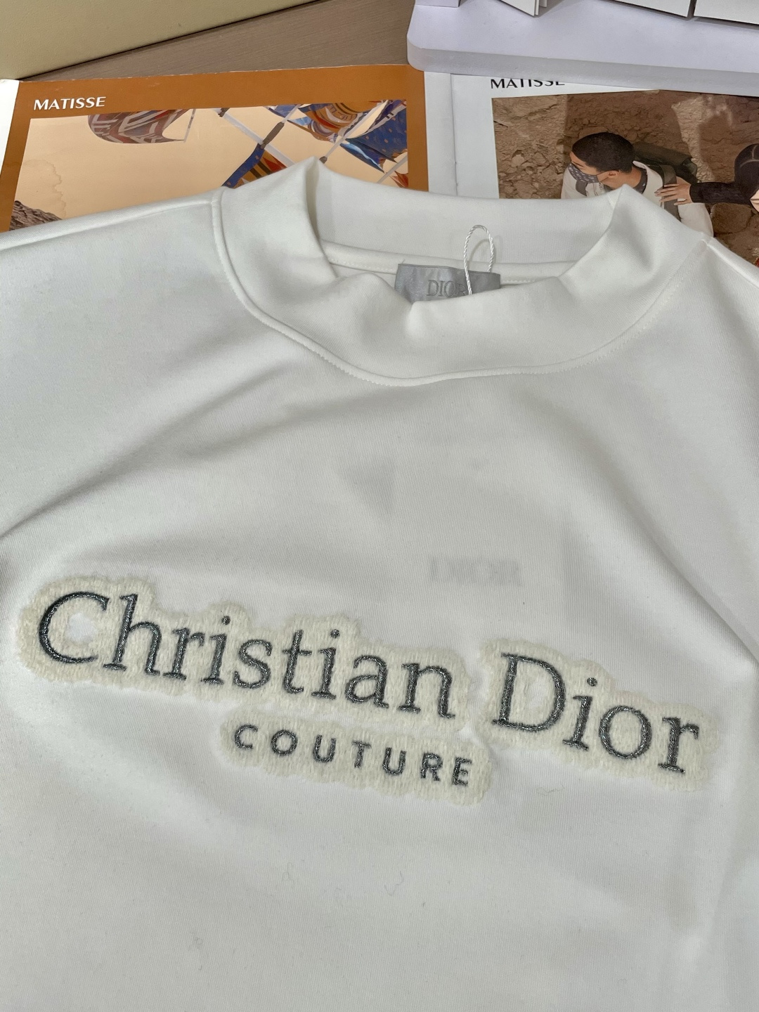 Dior2025秋冬新款，定制面料，独特工艺logo，舒适性与透气性兼优，柔软抗皱弹性和垂性极佳，无论是
