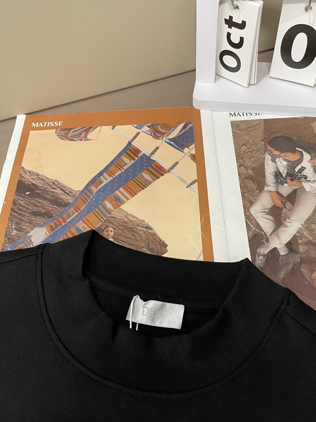 Dior2025秋冬新款，定制面料，独特工艺logo，舒适性与透气性兼优，柔软抗皱弹性和垂性极佳，无论是