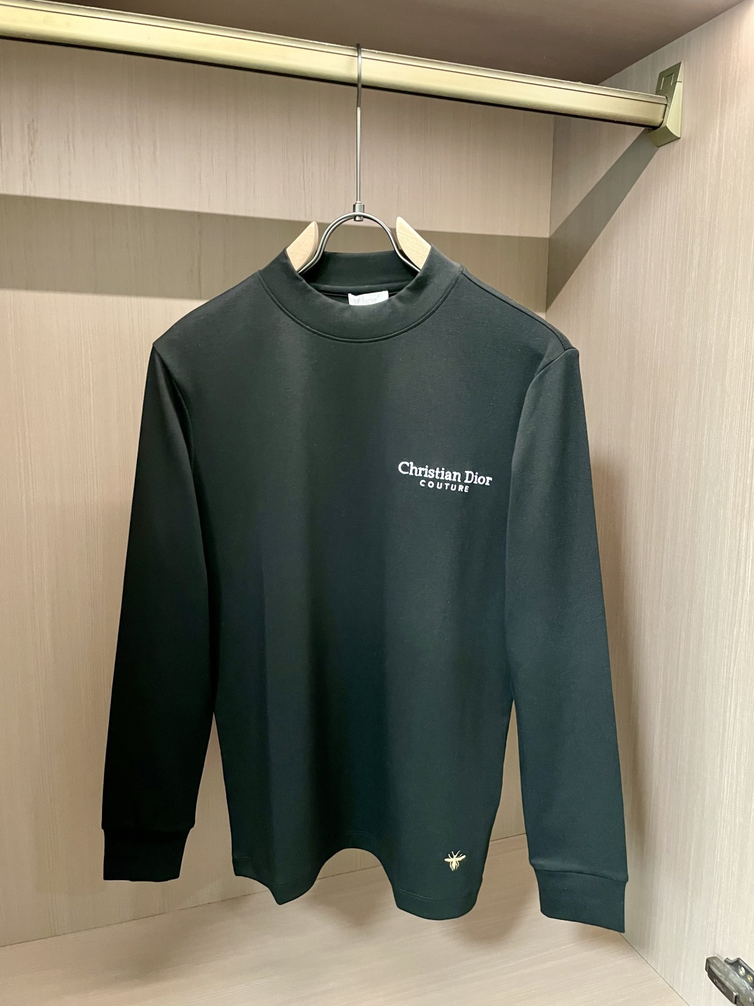 Dior2025秋冬新款，定制面料，独特工艺logo，舒适性与透气性兼优，柔软抗皱弹性和垂性极佳，无论是