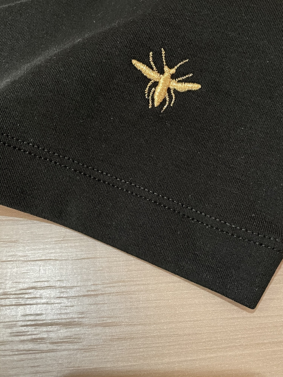 Dior2025秋冬新款，定制面料，独特工艺logo，舒适性与透气性兼优，柔软抗皱弹性和垂性极佳，无论是