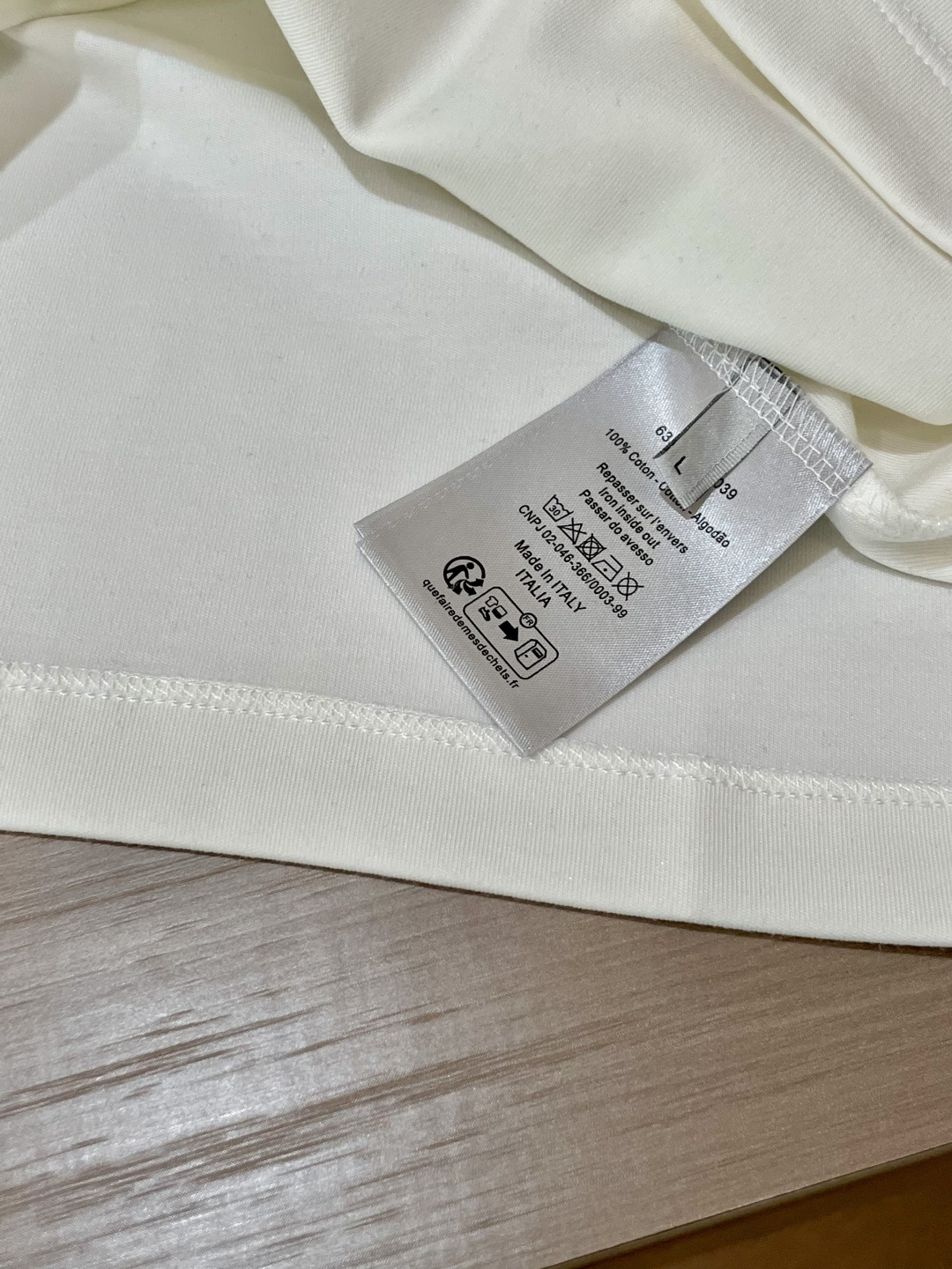 Dior2025秋冬新款，定制面料，独特工艺logo，舒适性与透气性兼优，柔软抗皱弹性和垂性极佳，无论是