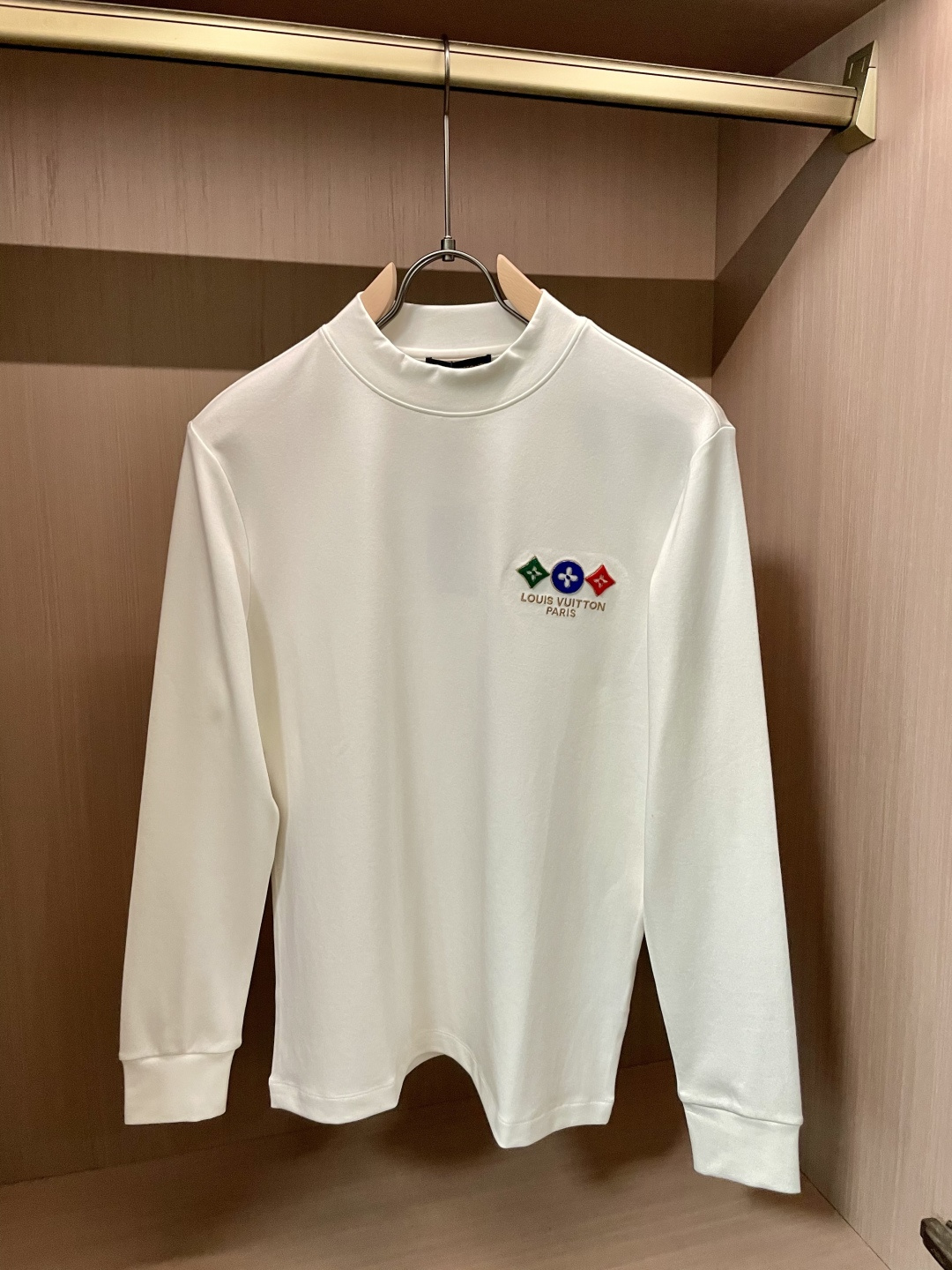 Lv 2025秋冬新款，定制面料，独特工艺logo，舒适性与透气性兼优，柔软抗皱弹性和垂性极佳，无论是单