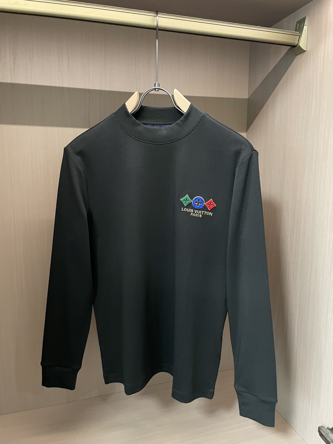 Lv 2025秋冬新款，定制面料，独特工艺logo，舒适性与透气性兼优，柔软抗皱弹性和垂性极佳，无论是单