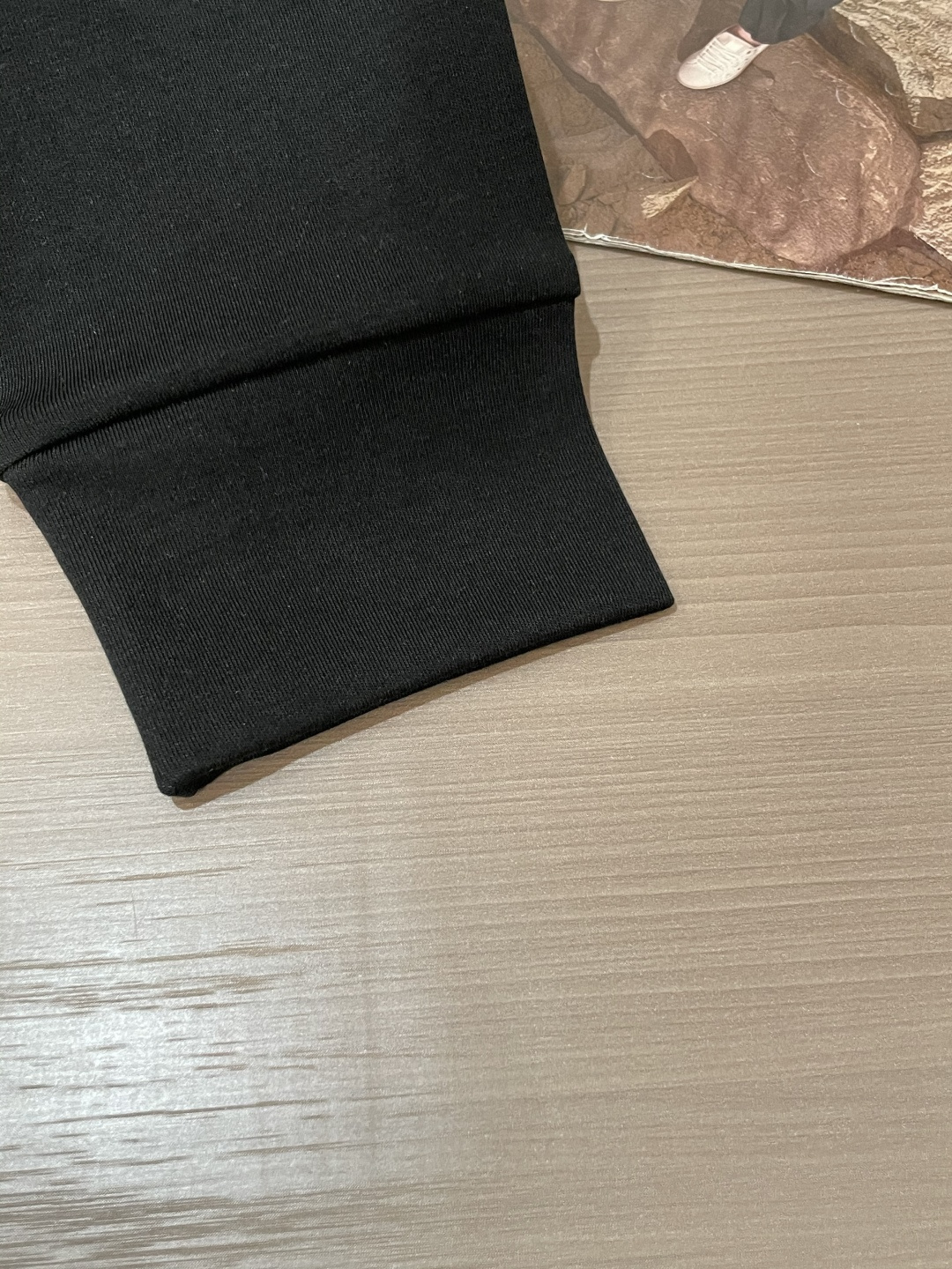 Lv 2025秋冬新款，定制面料，独特工艺logo，舒适性与透气性兼优，柔软抗皱弹性和垂性极佳，无论是单