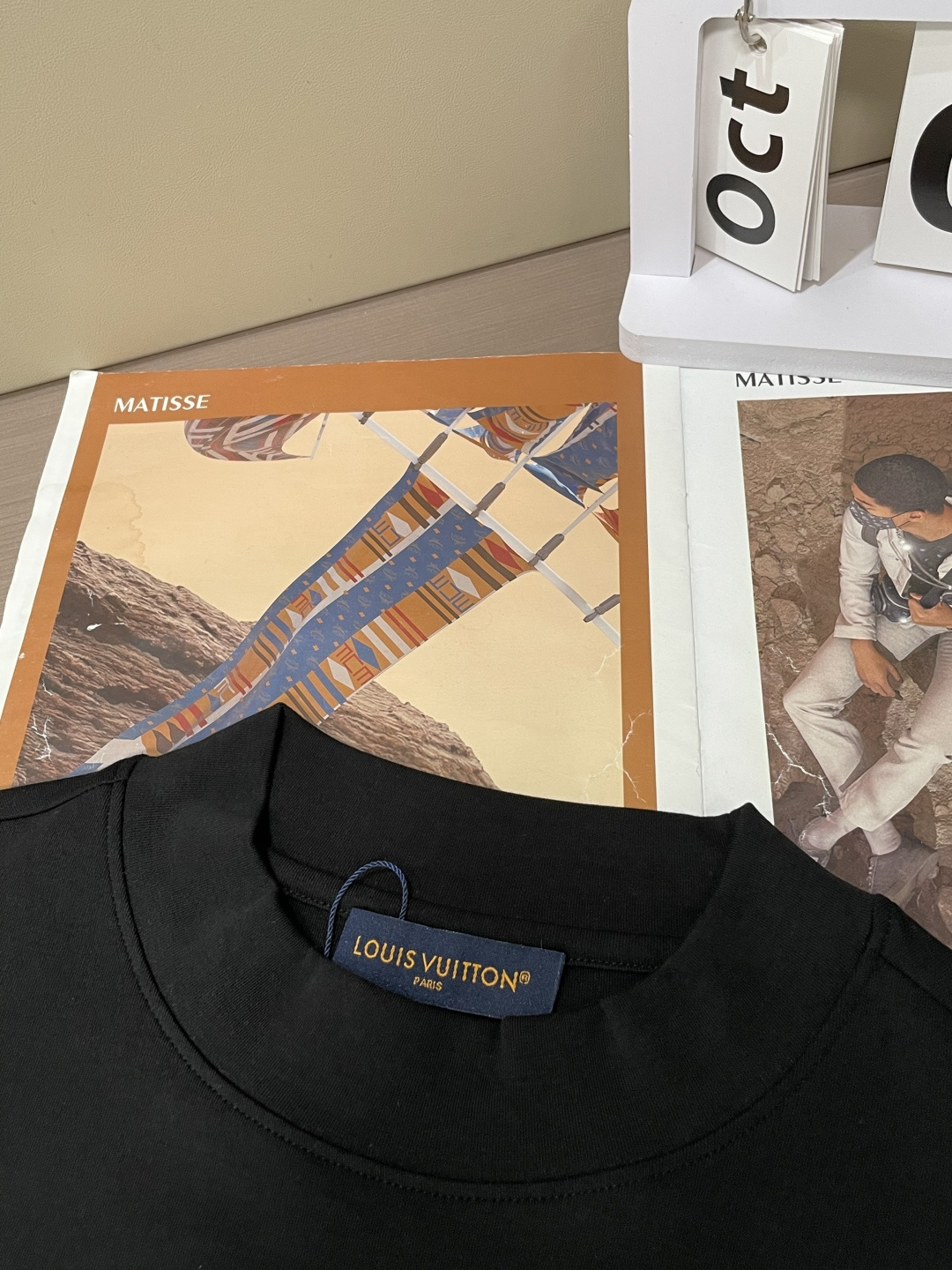 Lv 2025秋冬新款，定制面料，独特工艺logo，舒适性与透气性兼优，柔软抗皱弹性和垂性极佳，无论是单