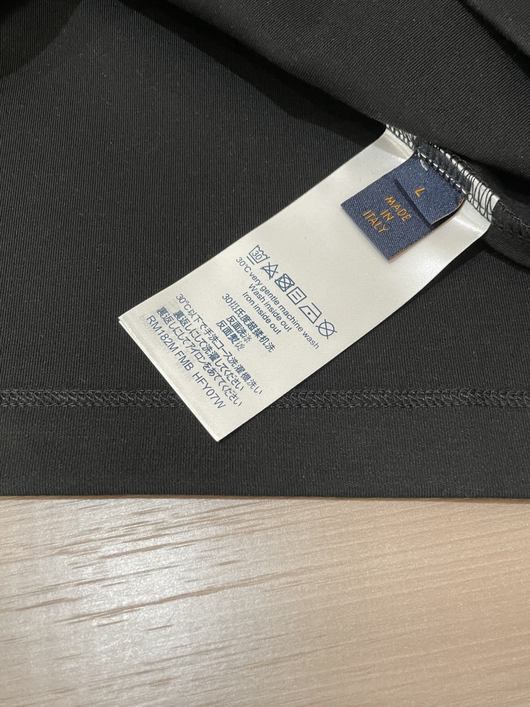 Lv 2025秋冬新款，定制面料，独特工艺logo，舒适性与透气性兼优，柔软抗皱弹性和垂性极佳，无论是单