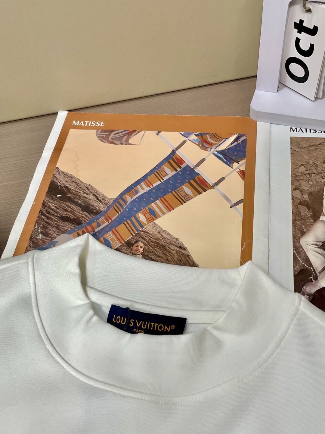 Lv 2025秋冬新款，定制面料，独特工艺logo，舒适性与透气性兼优，柔软抗皱弹性和垂性极佳，无论是单