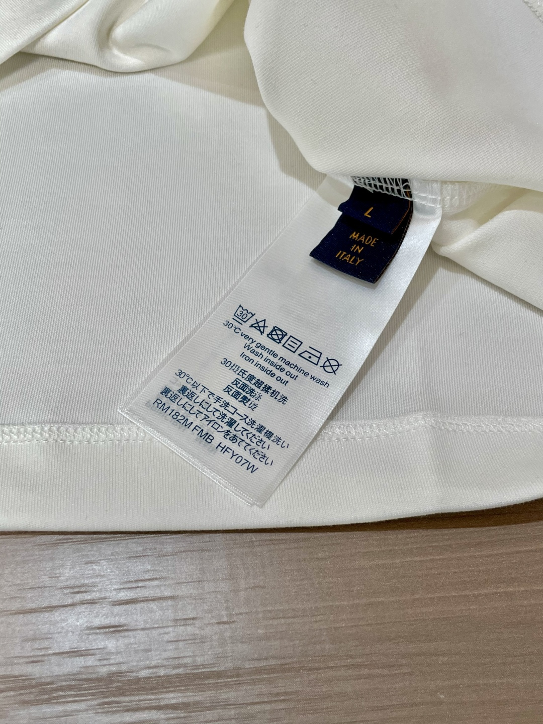 Lv 2025秋冬新款，定制面料，独特工艺logo，舒适性与透气性兼优，柔软抗皱弹性和垂性极佳，无论是单