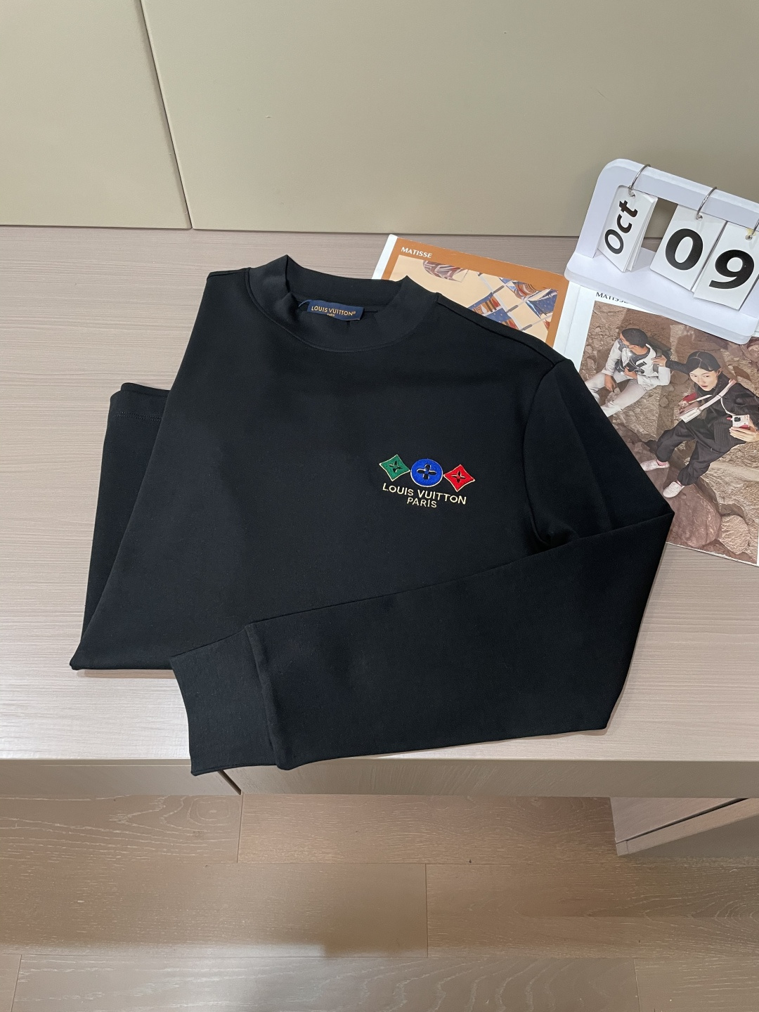 Lv 2025秋冬新款，定制面料，独特工艺logo，舒适性与透气性兼优，柔软抗皱弹性和垂性极佳，无论是单