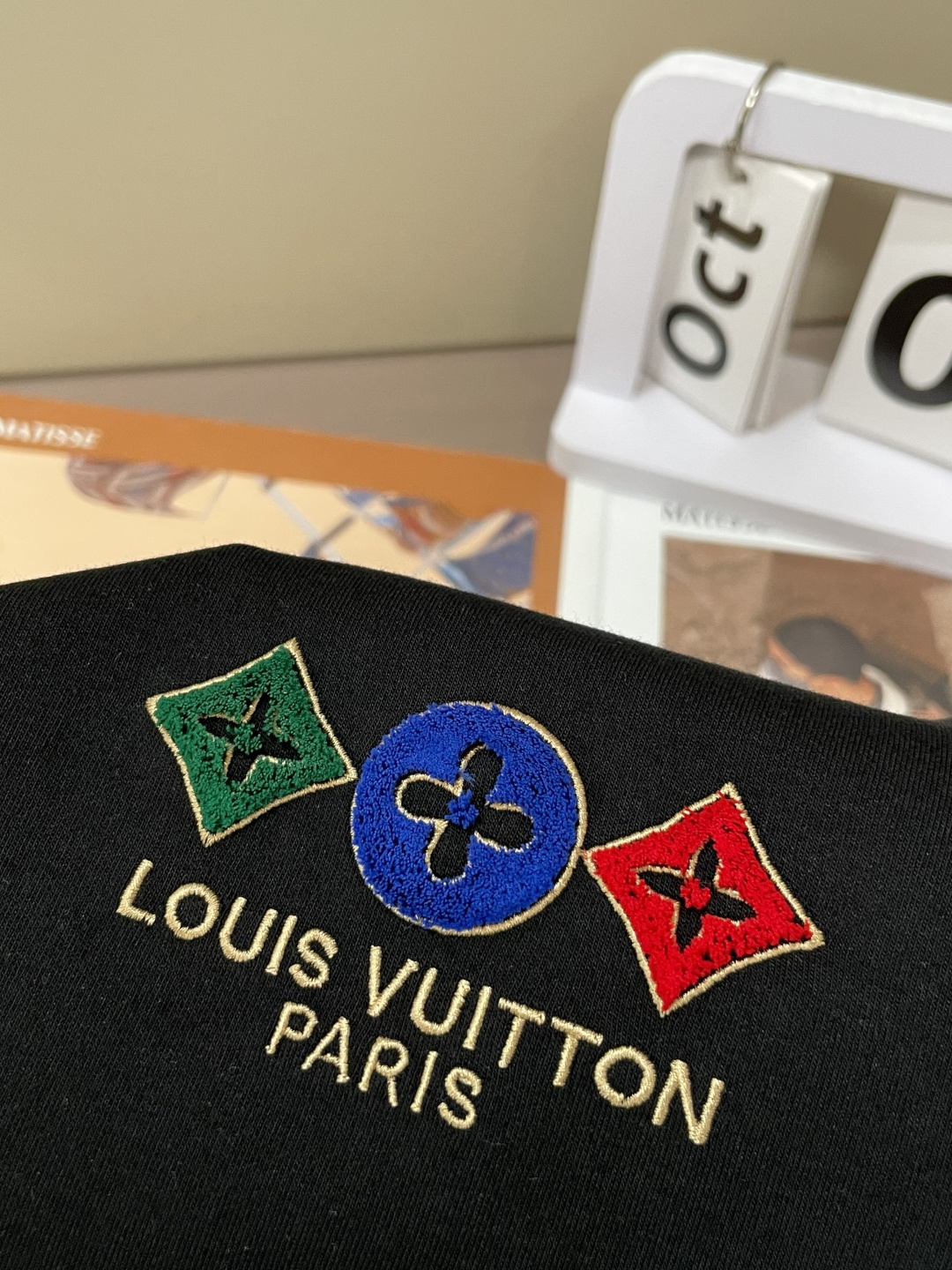 Lv 2025秋冬新款，定制面料，独特工艺logo，舒适性与透气性兼优，柔软抗皱弹性和垂性极佳，无论是单