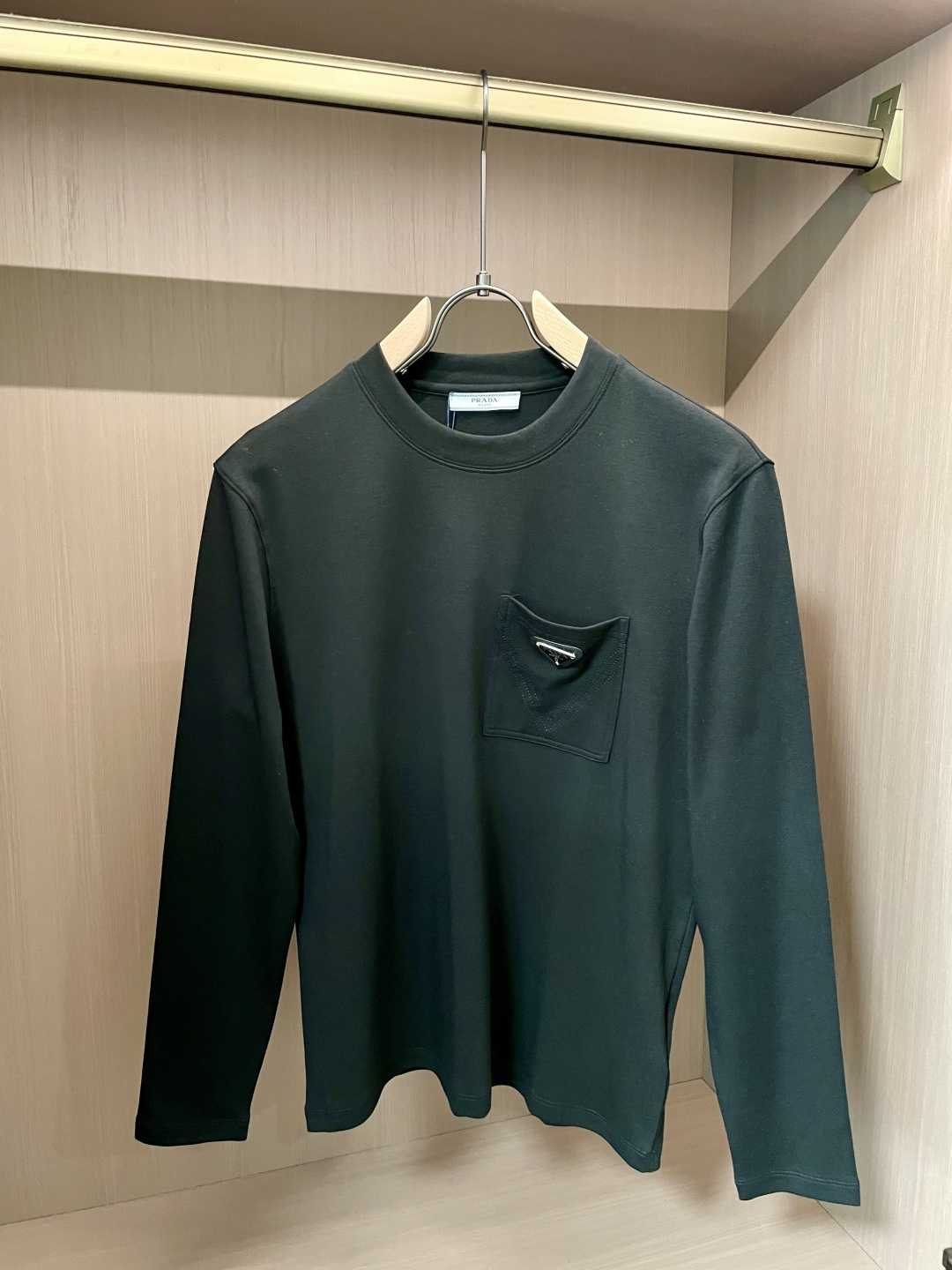 Prad 2025秋冬新款，定制面料，独特工艺logo，舒适性与透气性兼优，柔软抗皱弹性和垂性极佳，无论