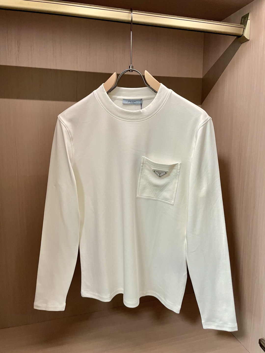 Prad 2025秋冬新款，定制面料，独特工艺logo，舒适性与透气性兼优，柔软抗皱弹性和垂性极佳，无论