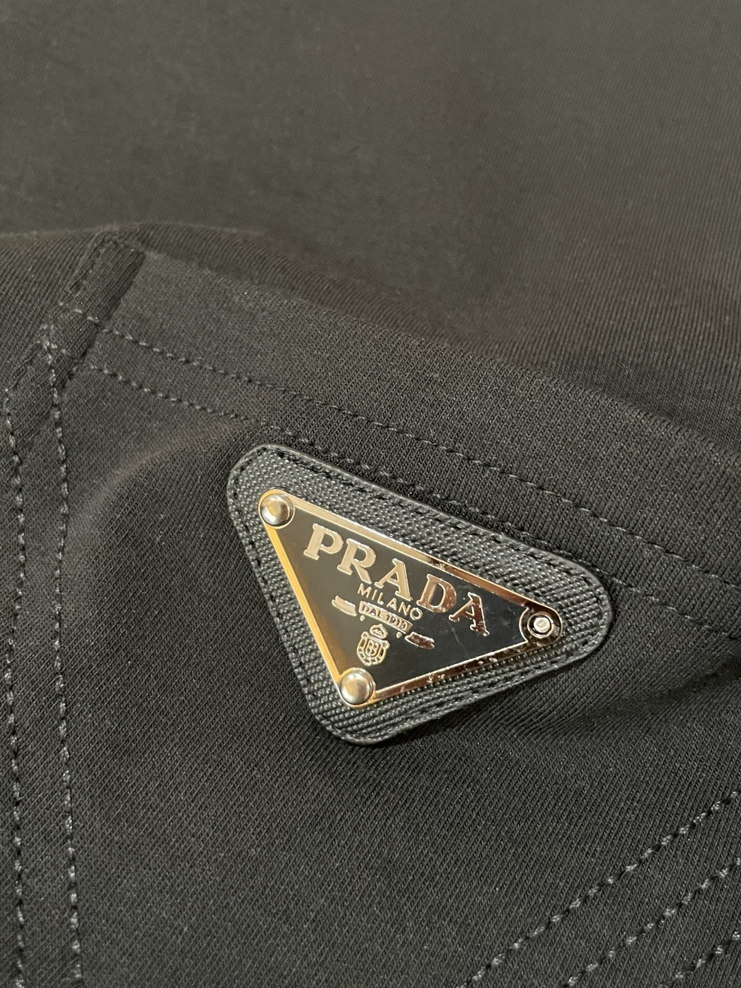 Prad 2025秋冬新款，定制面料，独特工艺logo，舒适性与透气性兼优，柔软抗皱弹性和垂性极佳，无论