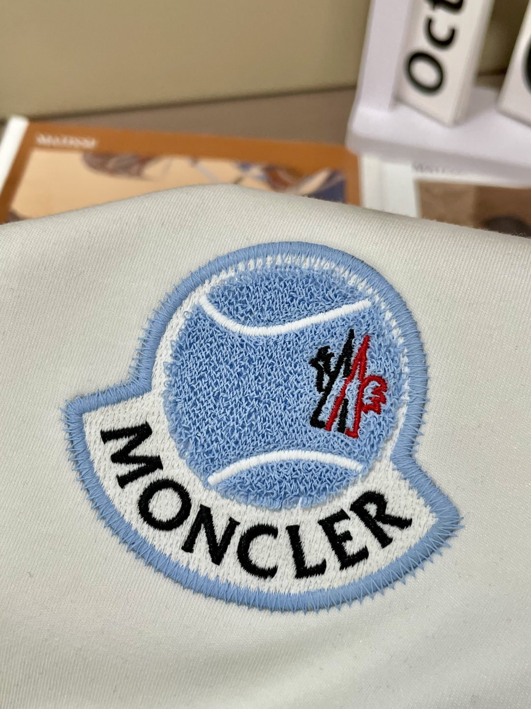 蒙口2025秋冬新款，定制面料，独特工艺logo，舒适性与透气性兼优，柔软抗皱弹性和垂性极佳，无论是单穿