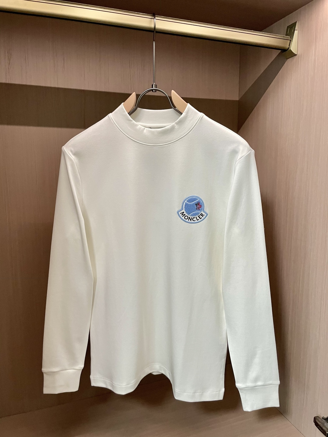 蒙口2025秋冬新款，定制面料，独特工艺logo，舒适性与透气性兼优，柔软抗皱弹性和垂性极佳，无论是单穿