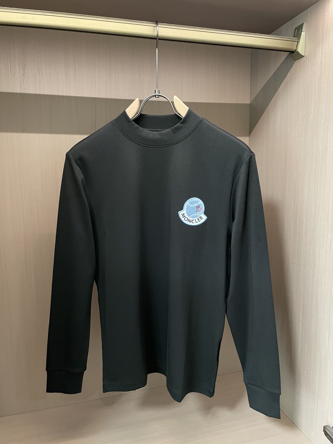 蒙口2025秋冬新款，定制面料，独特工艺logo，舒适性与透气性兼优，柔软抗皱弹性和垂性极佳，无论是单穿