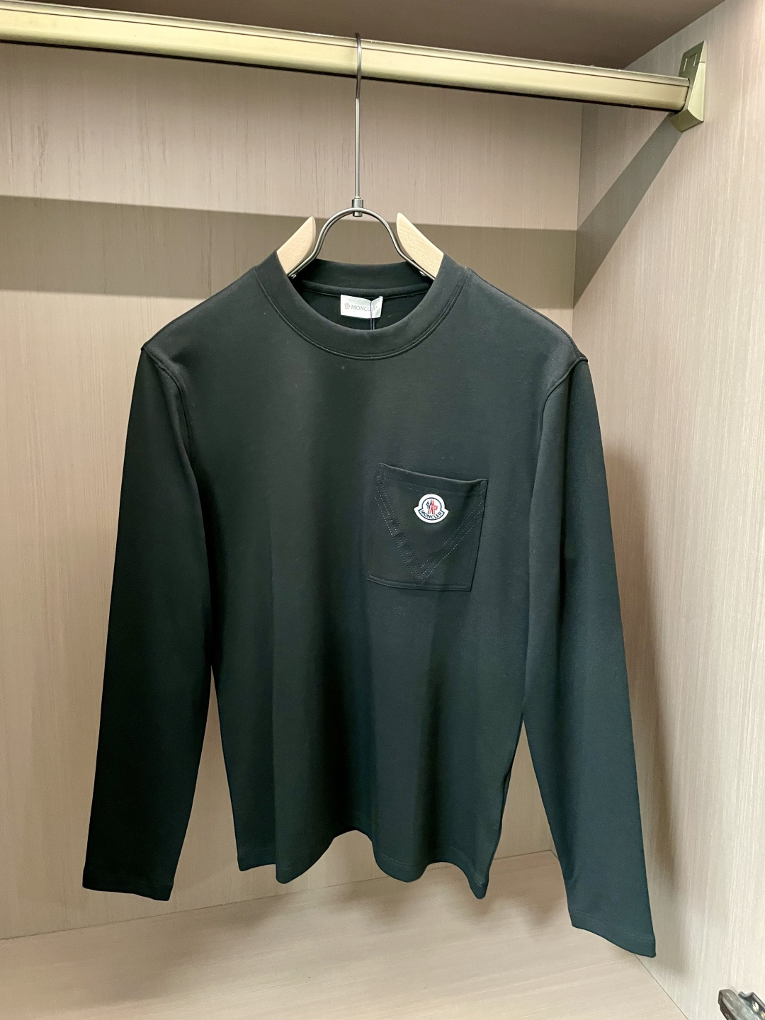 蒙口2025秋冬新款，定制面料，独特工艺logo，舒适性与透气性兼优，柔软抗皱弹性和垂性极佳，无论是单穿