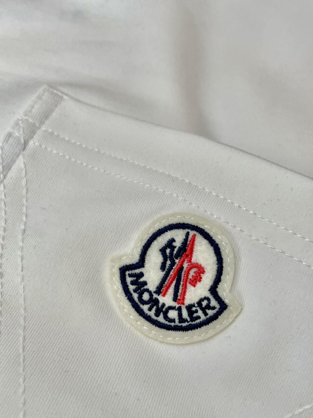 蒙口2025秋冬新款，定制面料，独特工艺logo，舒适性与透气性兼优，柔软抗皱弹性和垂性极佳，无论是单穿