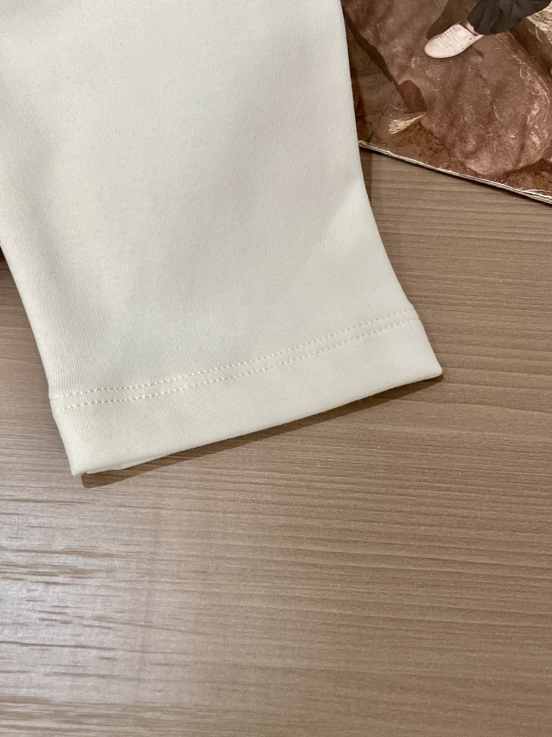 蒙口2025秋冬新款，定制面料，独特工艺logo，舒适性与透气性兼优，柔软抗皱弹性和垂性极佳，无论是单穿