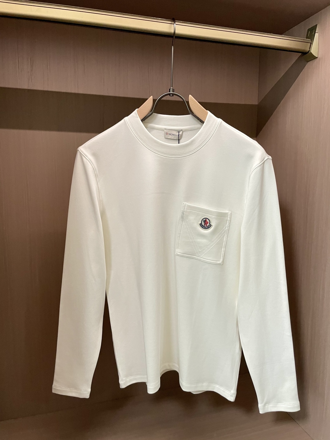 蒙口2025秋冬新款，定制面料，独特工艺logo，舒适性与透气性兼优，柔软抗皱弹性和垂性极佳，无论是单穿