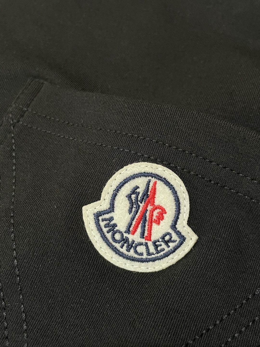 蒙口2025秋冬新款，定制面料，独特工艺logo，舒适性与透气性兼优，柔软抗皱弹性和垂性极佳，无论是单穿