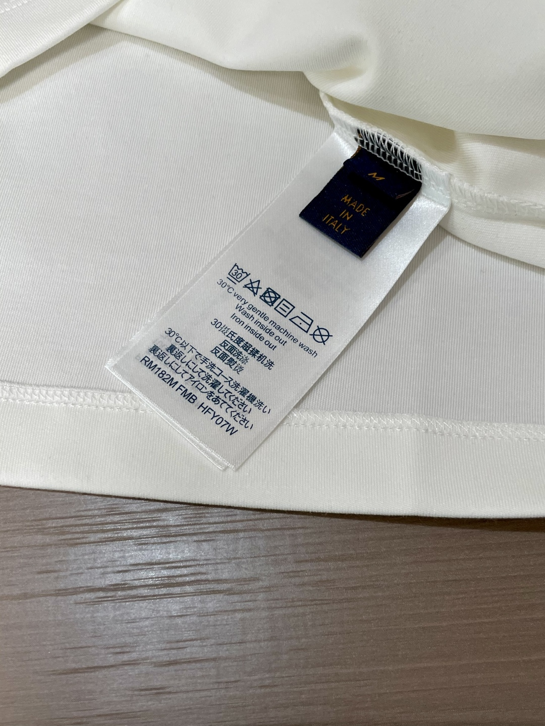 Lv 2025秋冬新款，定制面料，独特工艺logo，舒适性与透气性兼优，柔软抗皱弹性和垂性极佳，无论是单