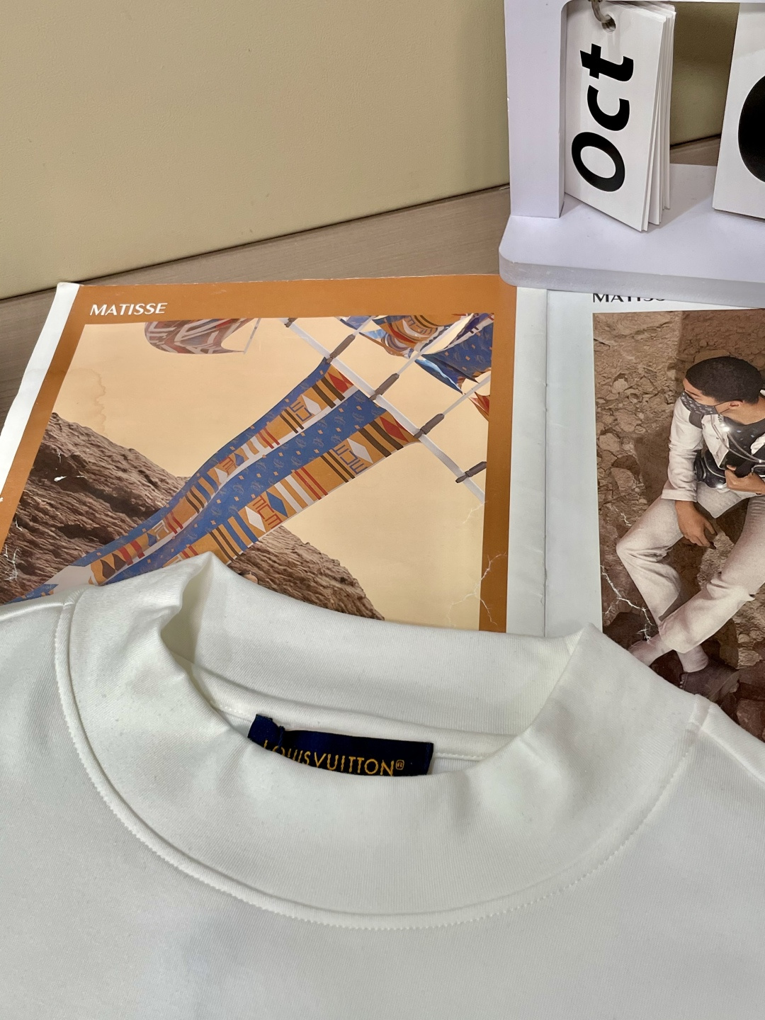 Lv 2025秋冬新款，定制面料，独特工艺logo，舒适性与透气性兼优，柔软抗皱弹性和垂性极佳，无论是单