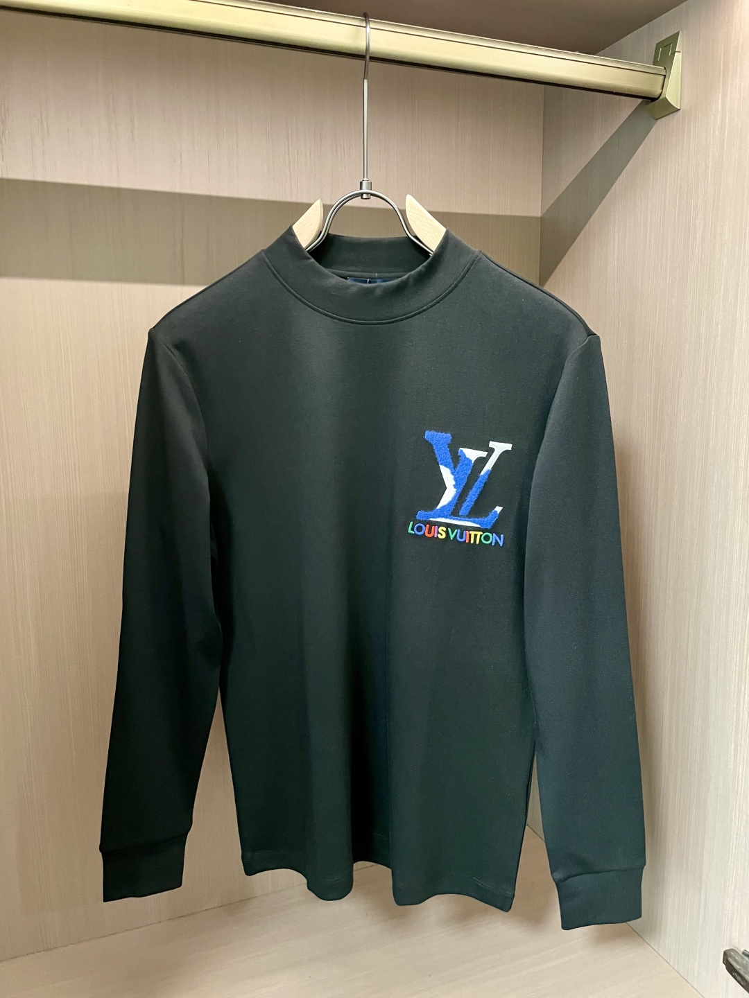 Lv 2025秋冬新款，定制面料，独特工艺logo，舒适性与透气性兼优，柔软抗皱弹性和垂性极佳，无论是单