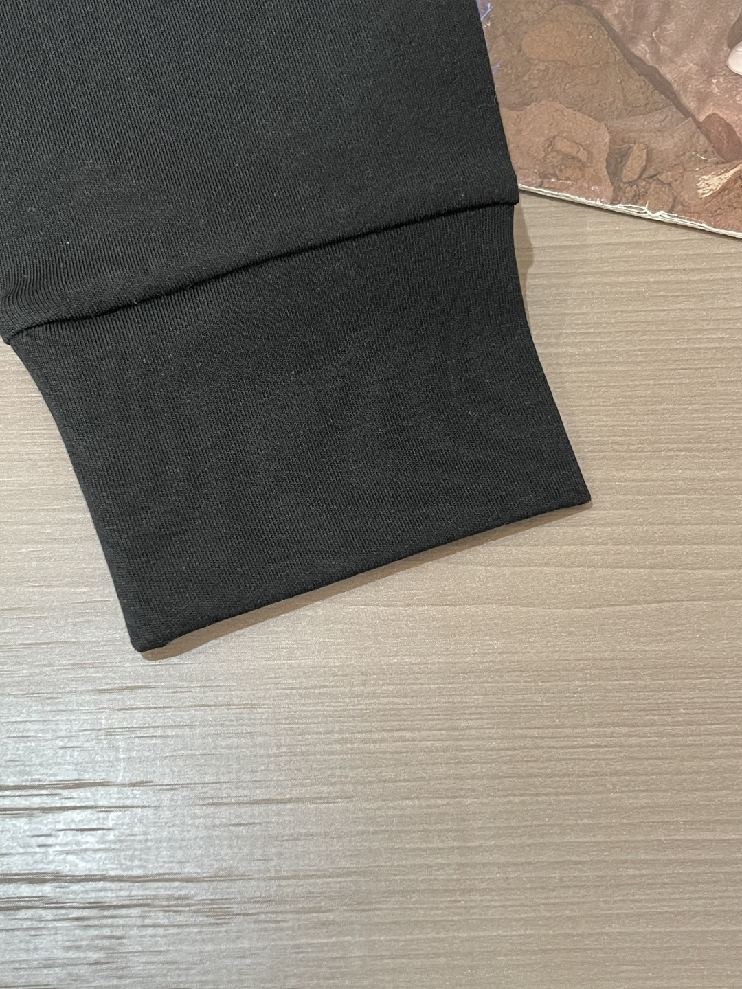 Lv 2025秋冬新款，定制面料，独特工艺logo，舒适性与透气性兼优，柔软抗皱弹性和垂性极佳，无论是单