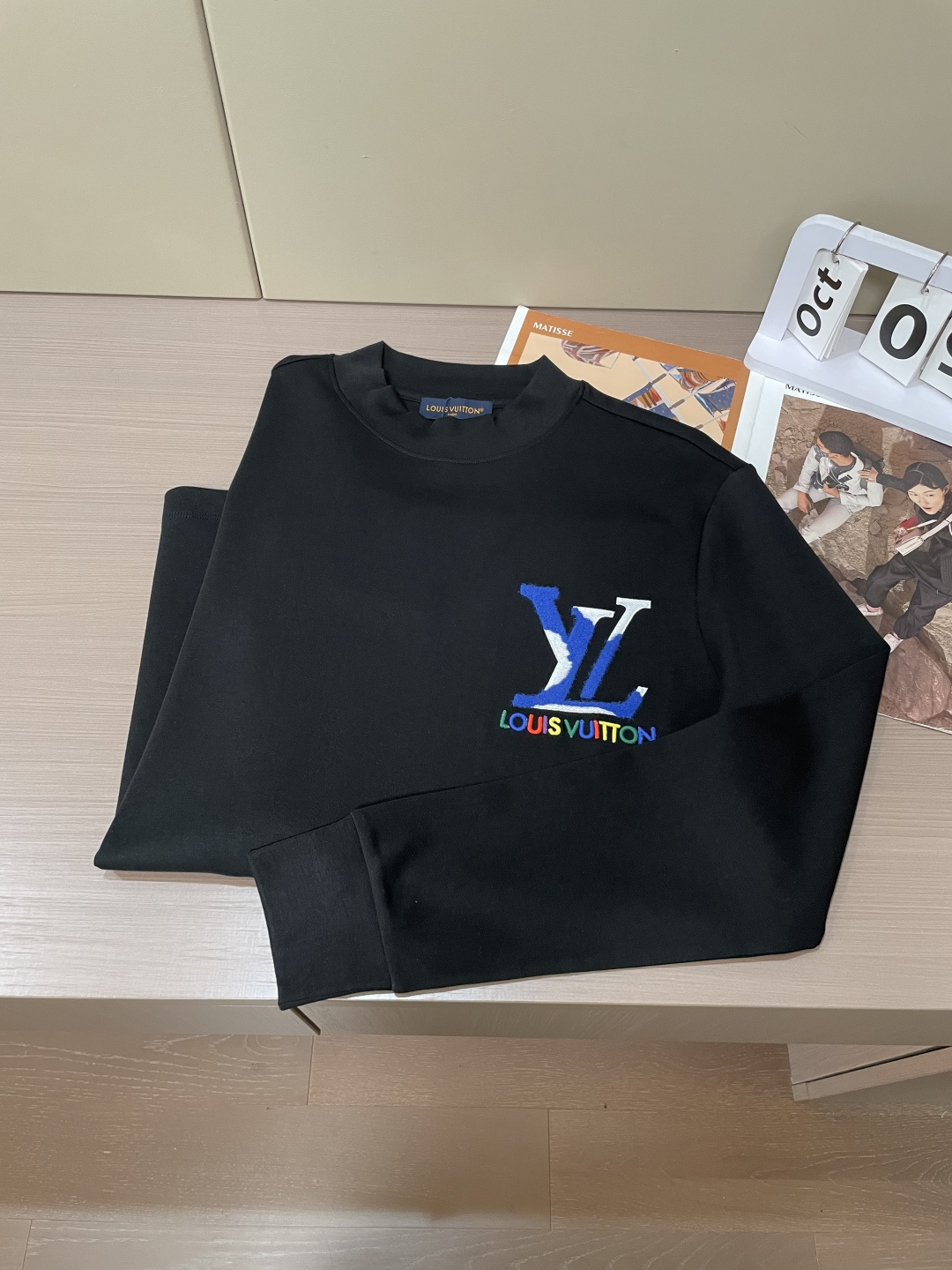 Lv 2025秋冬新款，定制面料，独特工艺logo，舒适性与透气性兼优，柔软抗皱弹性和垂性极佳，无论是单