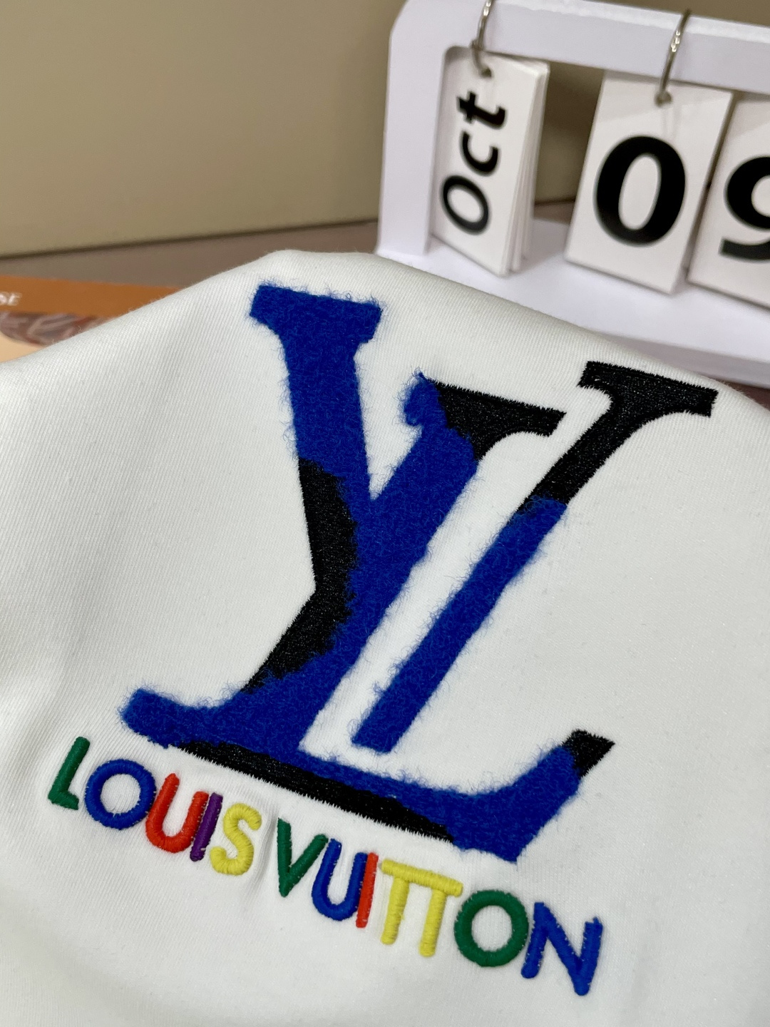 Lv 2025秋冬新款，定制面料，独特工艺logo，舒适性与透气性兼优，柔软抗皱弹性和垂性极佳，无论是单