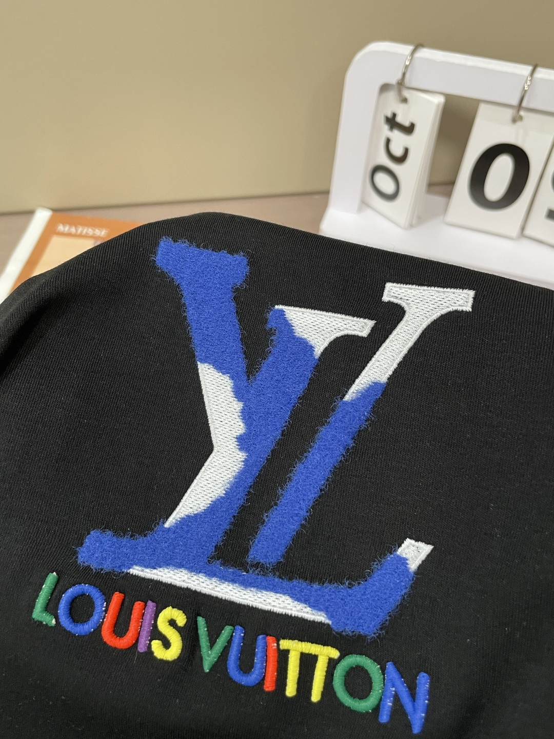 Lv 2025秋冬新款，定制面料，独特工艺logo，舒适性与透气性兼优，柔软抗皱弹性和垂性极佳，无论是单