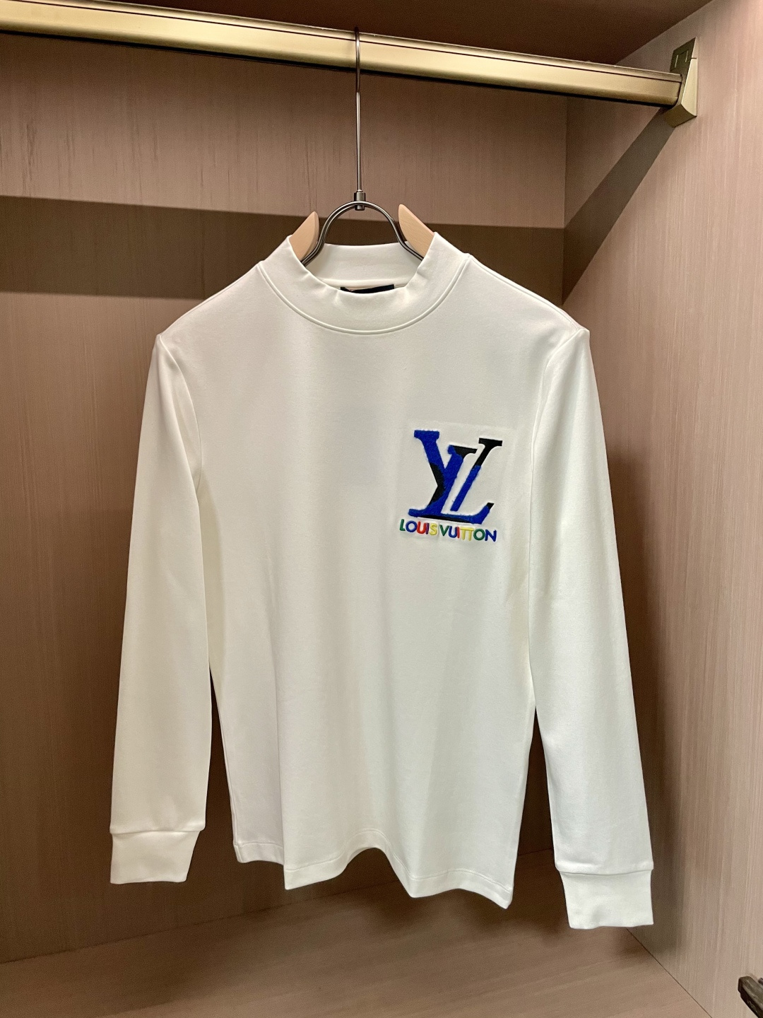 Lv 2025秋冬新款，定制面料，独特工艺logo，舒适性与透气性兼优，柔软抗皱弹性和垂性极佳，无论是单