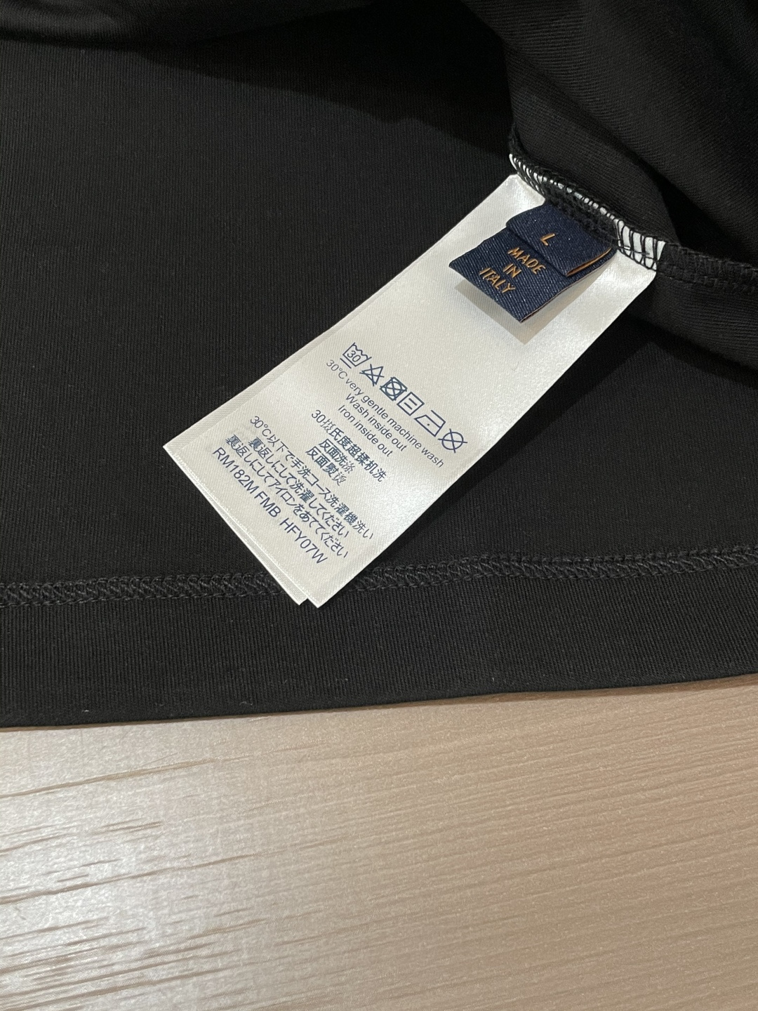 Lv 2025秋冬新款，定制面料，独特工艺logo，舒适性与透气性兼优，柔软抗皱弹性和垂性极佳，无论是单