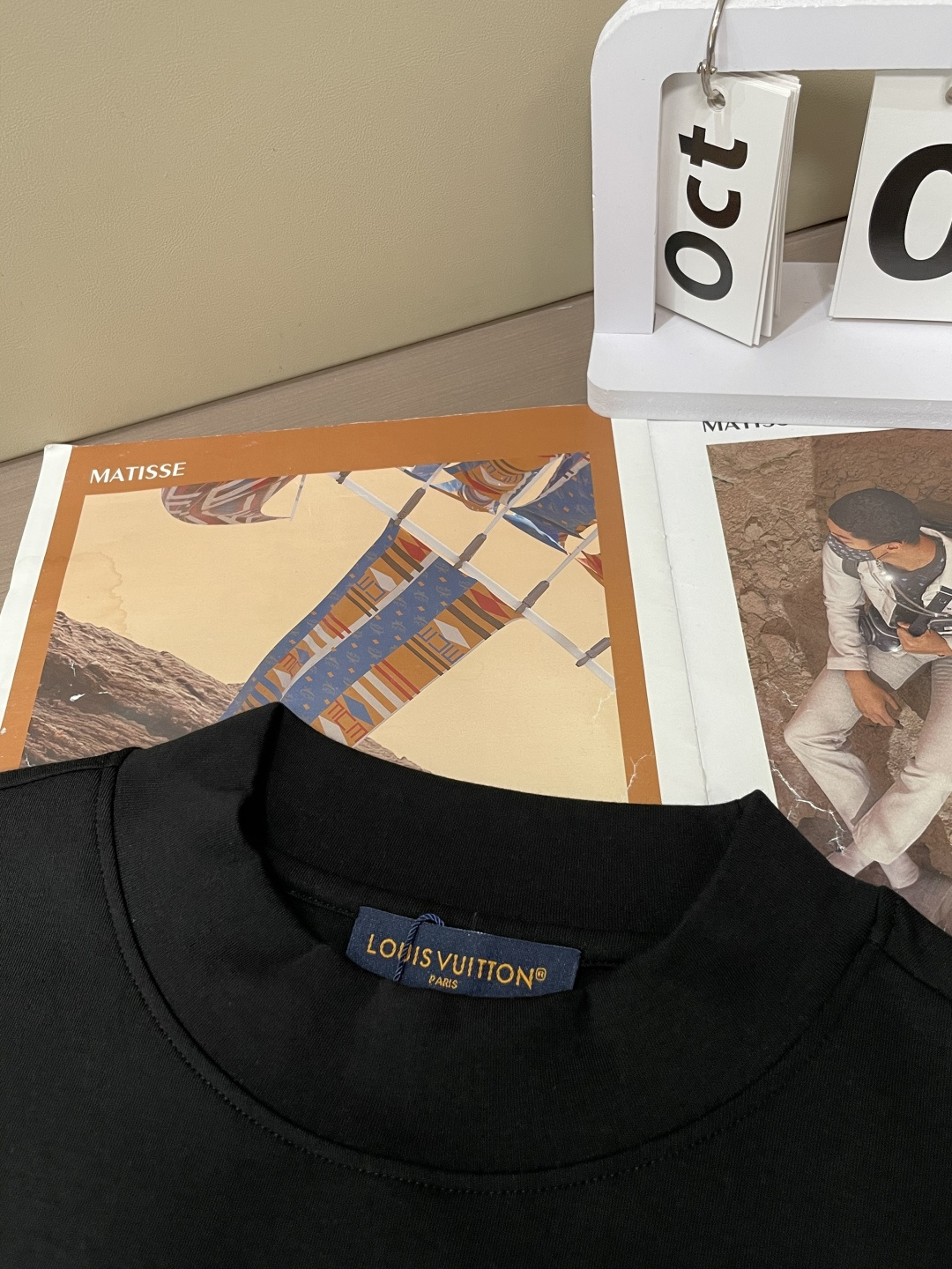 Lv 2025秋冬新款，定制面料，独特工艺logo，舒适性与透气性兼优，柔软抗皱弹性和垂性极佳，无论是单