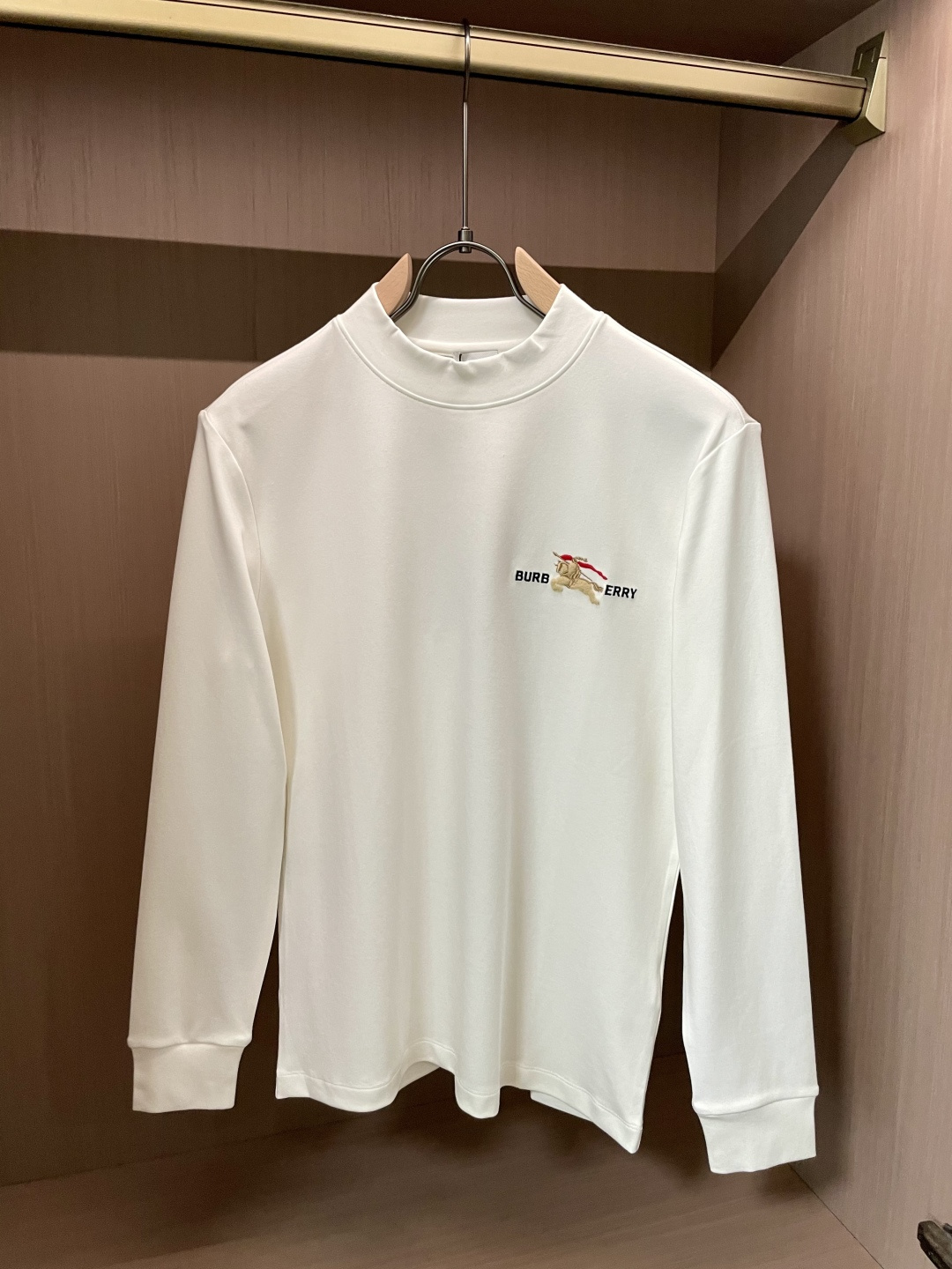 Bur 2025秋冬新款，定制面料，独特工艺logo，舒适性与透气性兼优，柔软抗皱弹性和垂性极佳，无论是