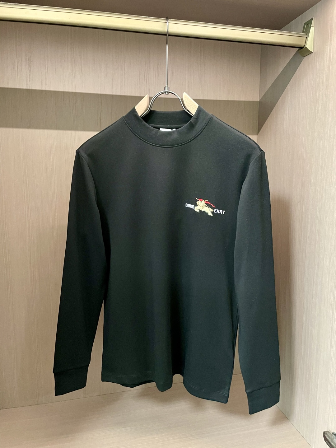 Bur 2025秋冬新款，定制面料，独特工艺logo，舒适性与透气性兼优，柔软抗皱弹性和垂性极佳，无论是