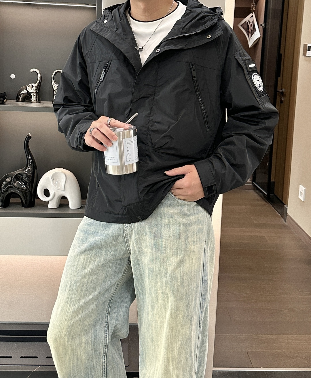 BUR 秋冬新款爆款专柜新款休闲时尚夹克 极简风设计风格 细腻舒适 穿着非常轻便不易起皱。整体的设计颇具