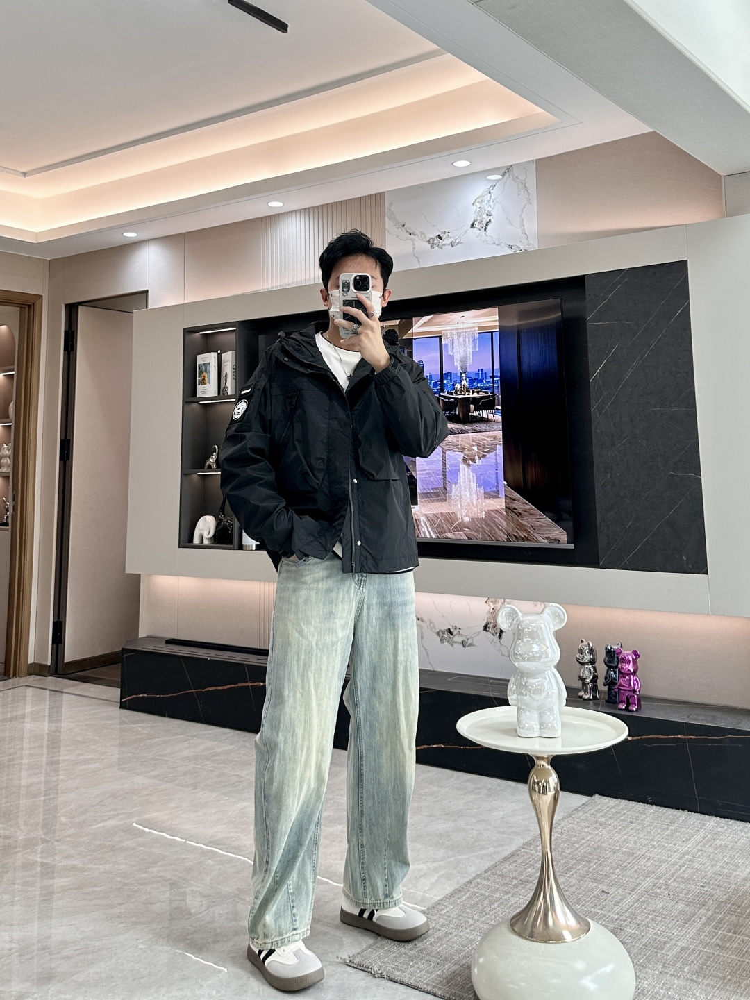 BUR 秋冬新款爆款专柜新款休闲时尚夹克 极简风设计风格 细腻舒适 穿着非常轻便不易起皱。整体的设计颇具