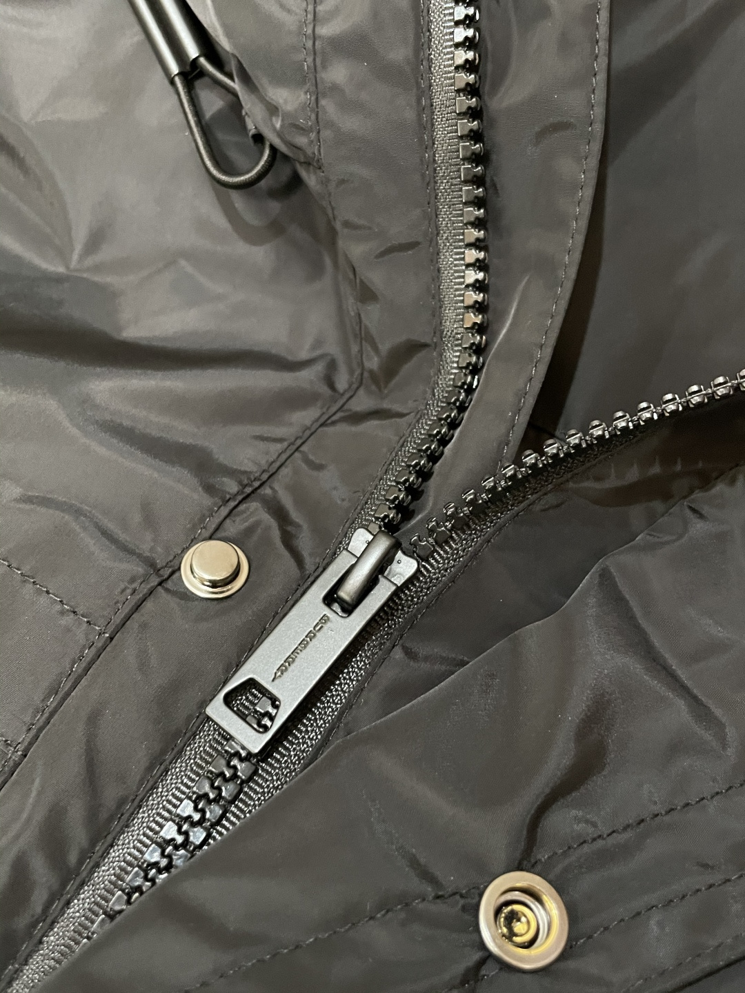 BUR 秋冬新款爆款专柜新款休闲时尚夹克 极简风设计风格 细腻舒适 穿着非常轻便不易起皱。整体的设计颇具