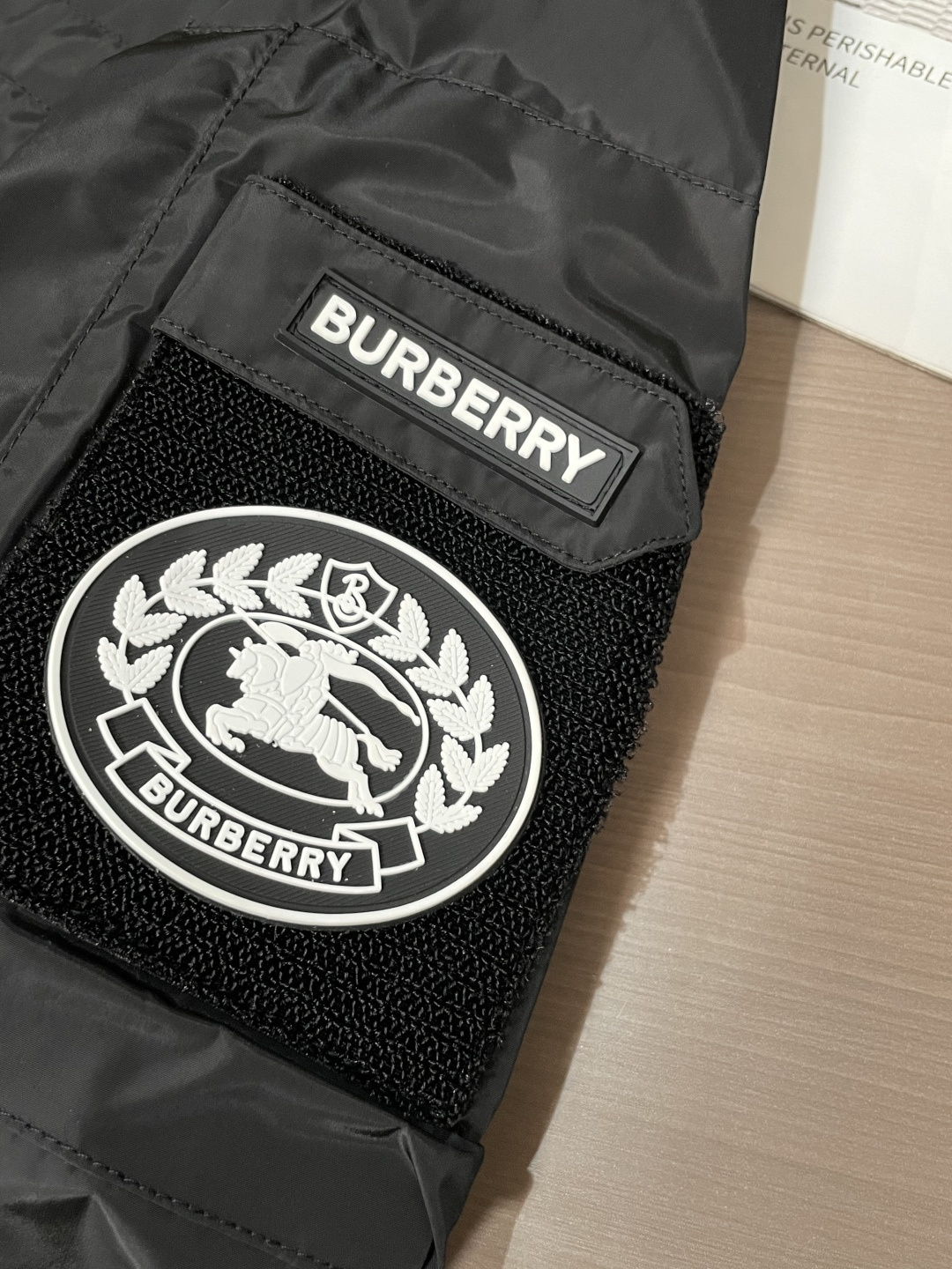 BUR 秋冬新款爆款专柜新款休闲时尚夹克 极简风设计风格 细腻舒适 穿着非常轻便不易起皱。整体的设计颇具